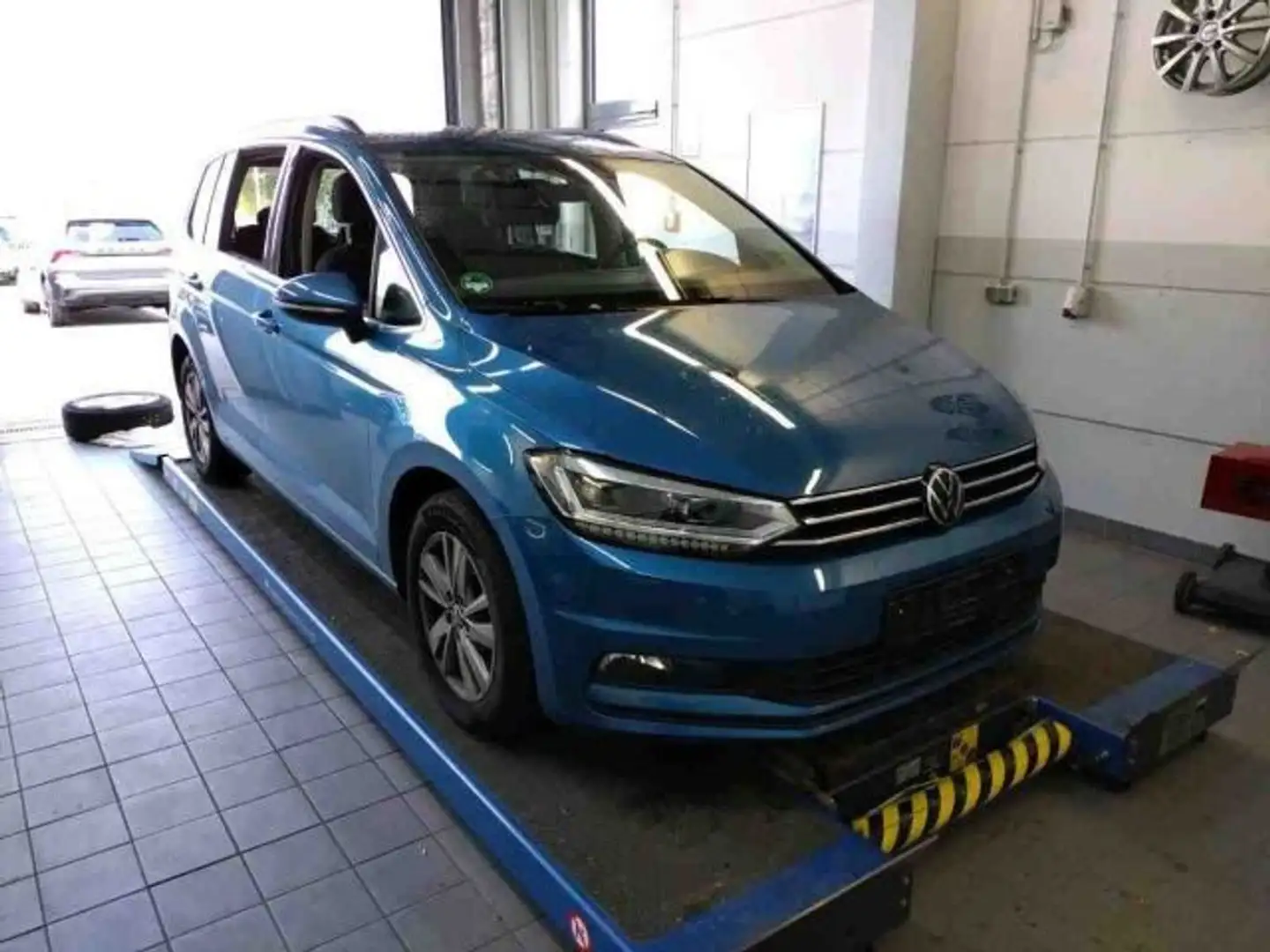 Volkswagen Touran 1.5 TSI CL LED+NAVI+AHK+PANO+STDHZG+ACC Blau - 2