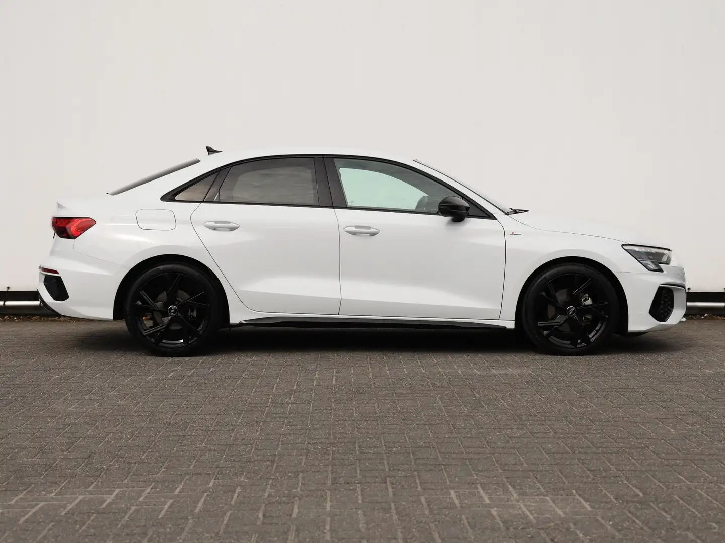 Audi A3 Limousine 35 TFSI S edition 150pk | 18" Velgen | L Wit - 2
