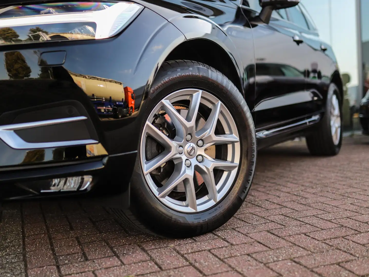 Volvo XC60 2.0 T6 AWD Inscription | Pilot Assist | Keyless | Zwart - 2