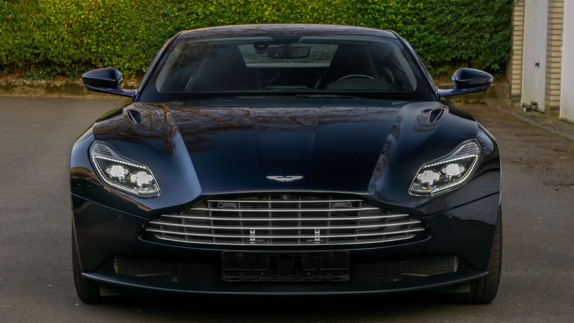 Aston Martin DB11 V12 Coupe Bleu - 2
