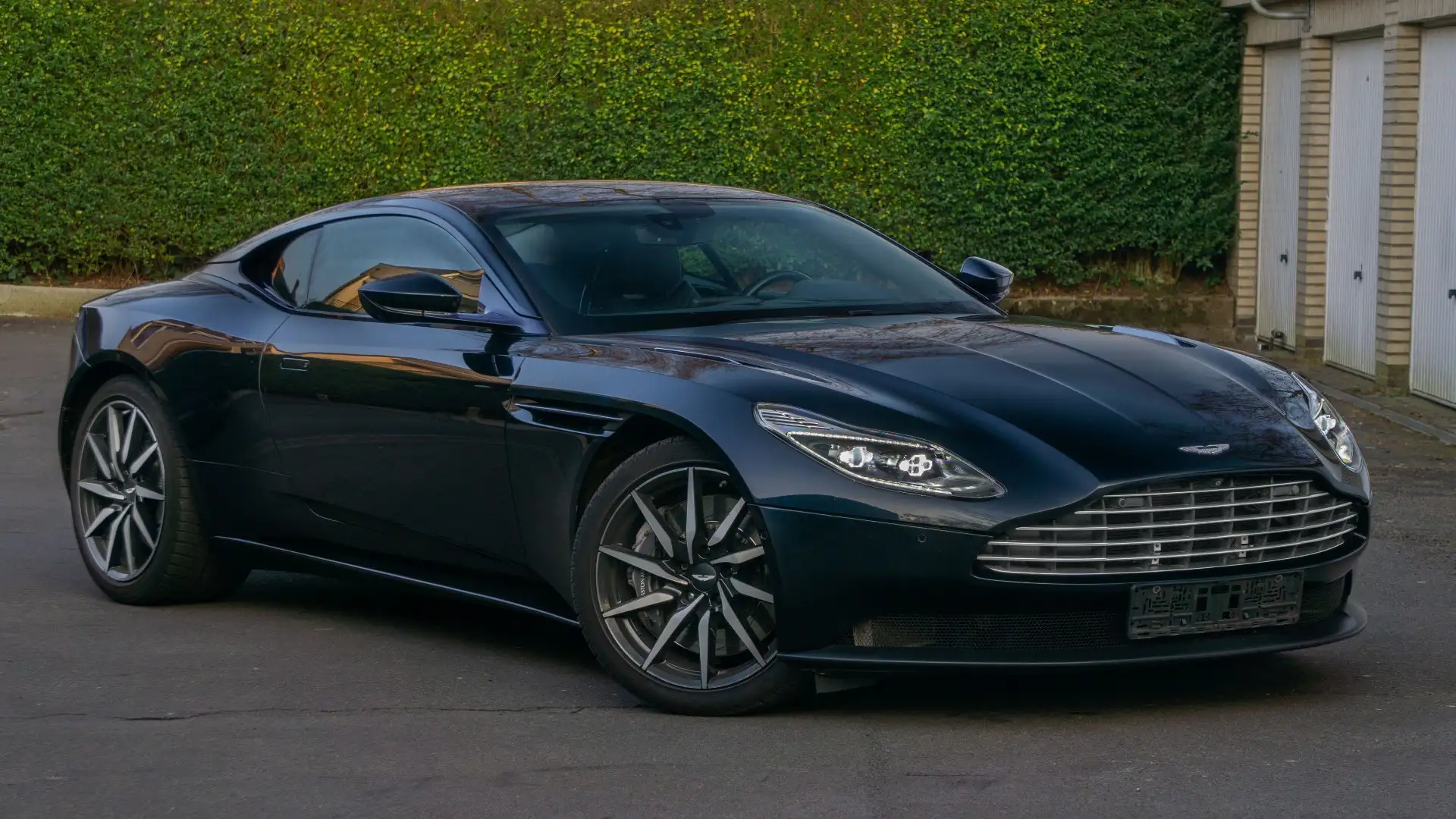 Aston Martin DB11 V12 Coupe Bleu - 1