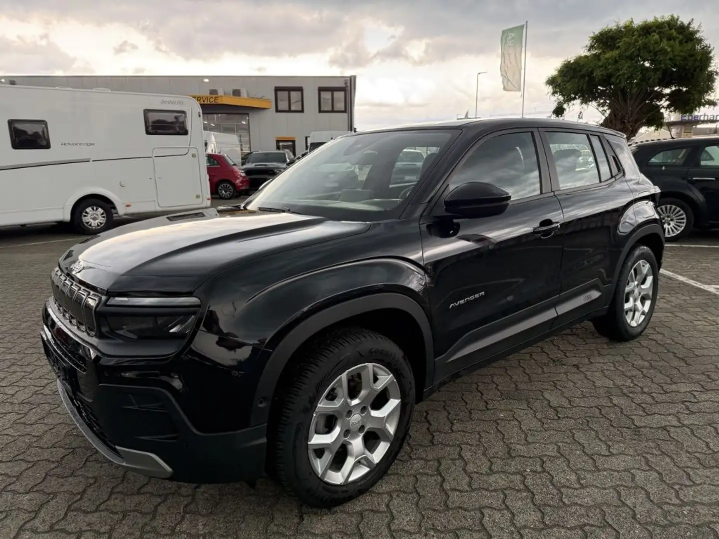 Jeep Avenger 1.2 GSE T3 Turbo-Benzin GDI Altitude Zwart - 1