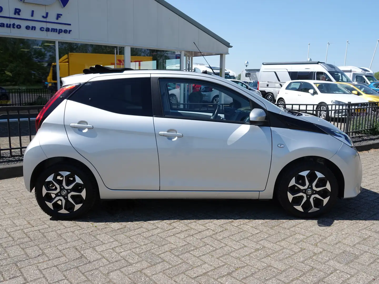 Toyota Aygo 1.0 VVT-i x-first CABRIO | LMV | AIRCO | CAMERA | Grijs - 2