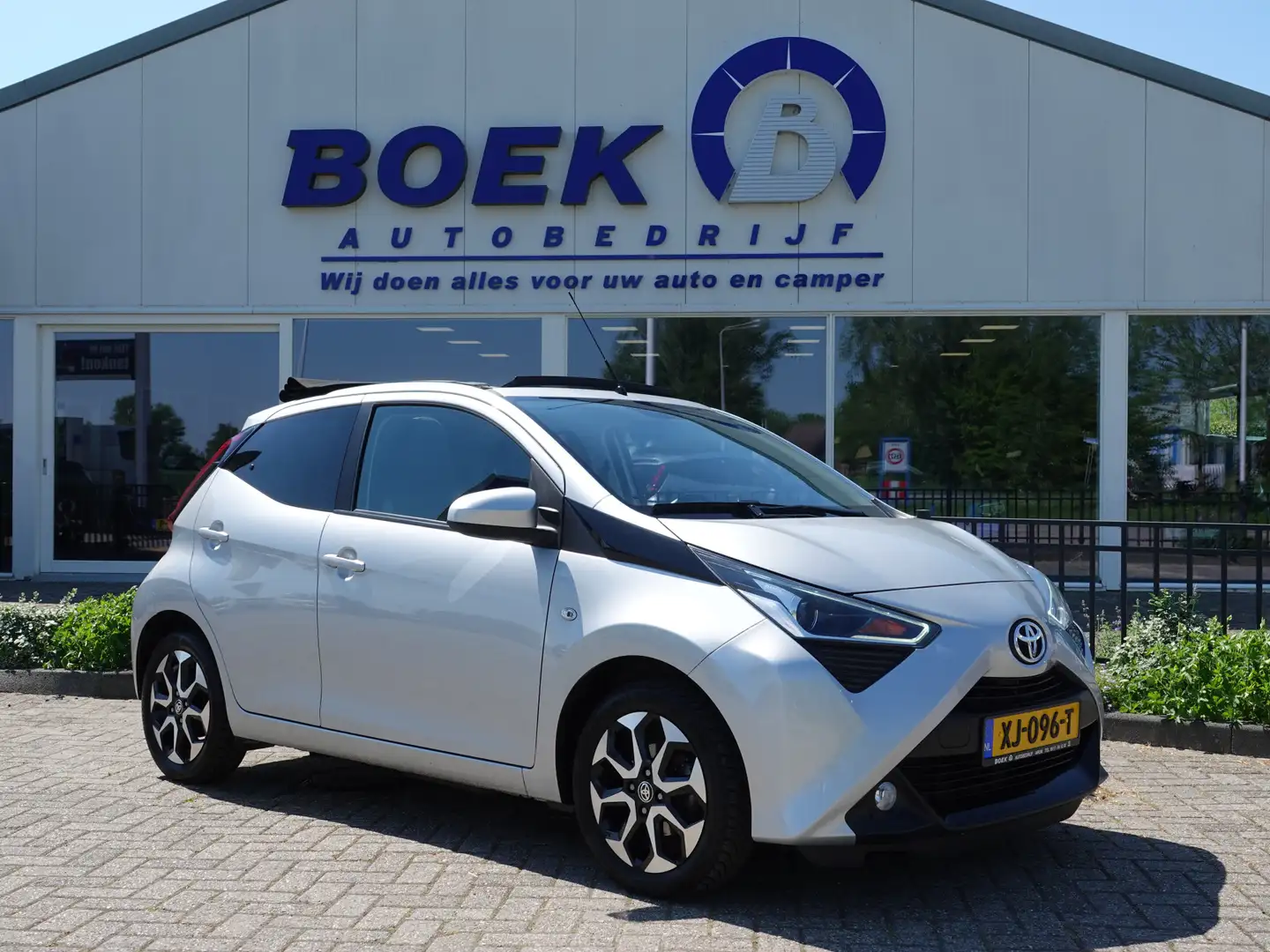 Toyota Aygo 1.0 VVT-i x-first CABRIO | LMV | AIRCO | CAMERA | Grijs - 1