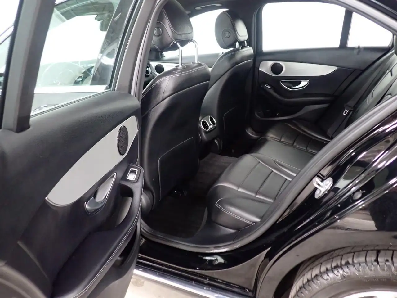 Mercedes-Benz C-Class снимка Mercedes-Benz C-Class