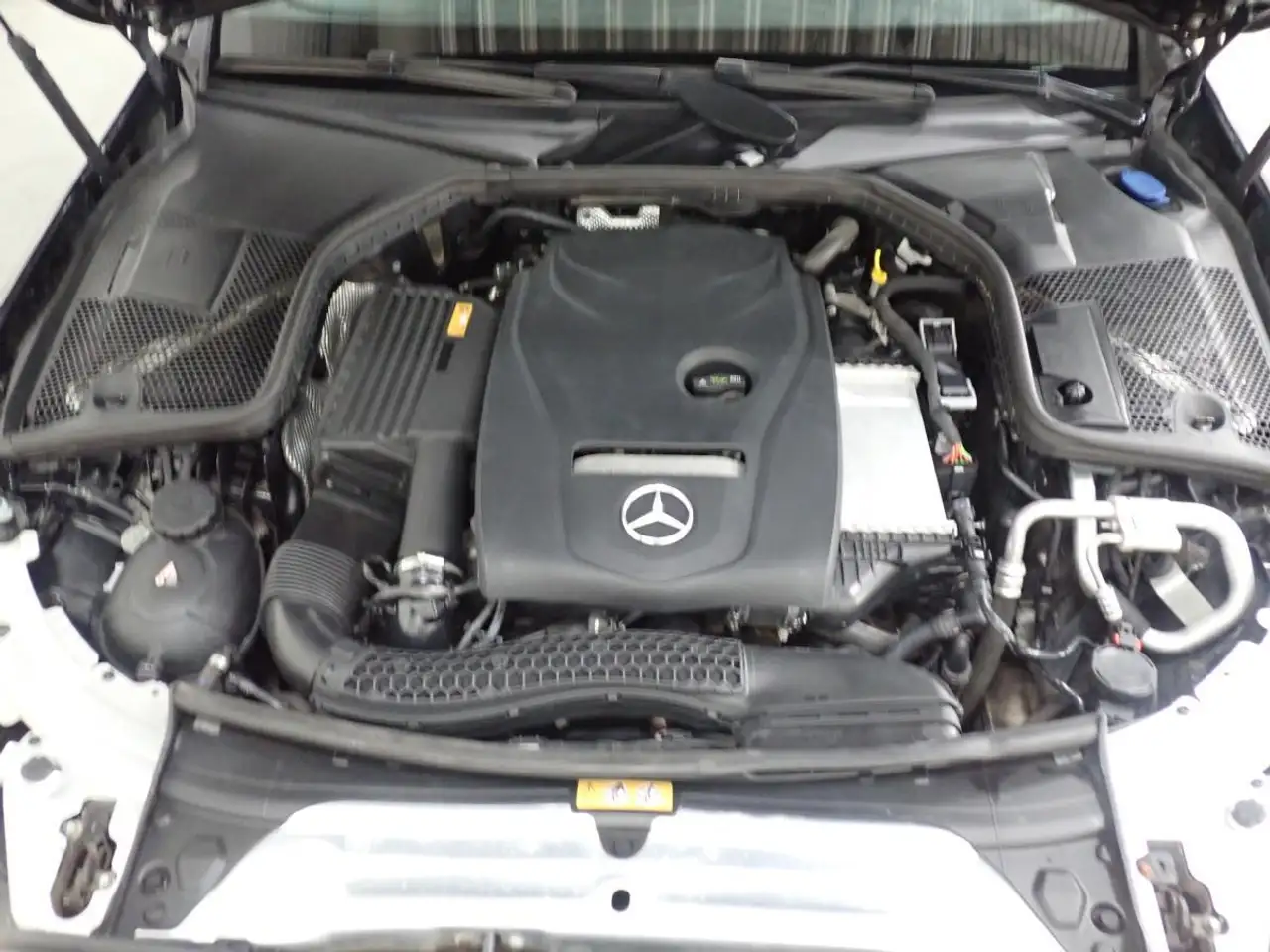 Mercedes-Benz C-Class снимка Mercedes-Benz C-Class