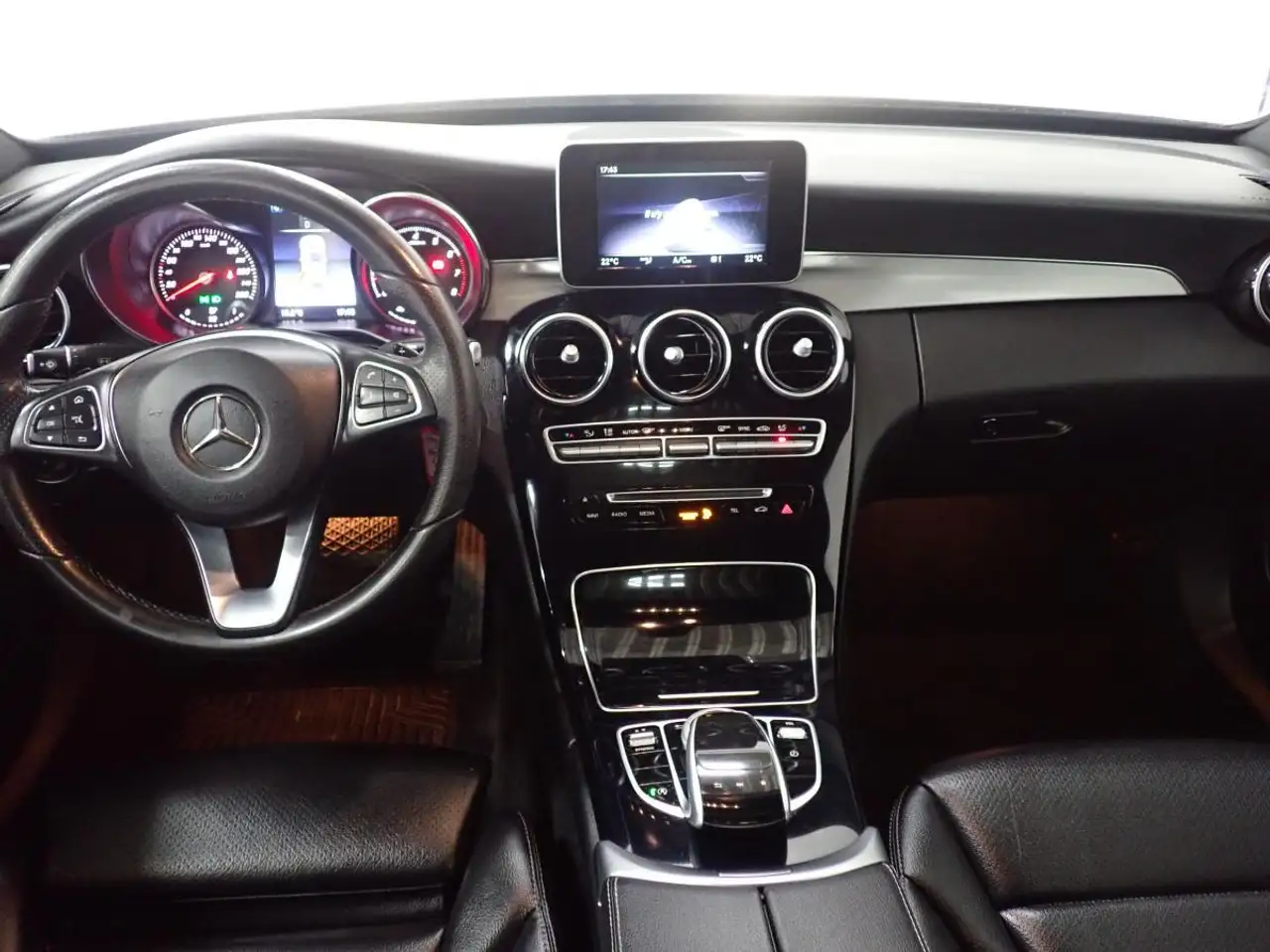 Mercedes-Benz C-Class снимка Mercedes-Benz C-Class