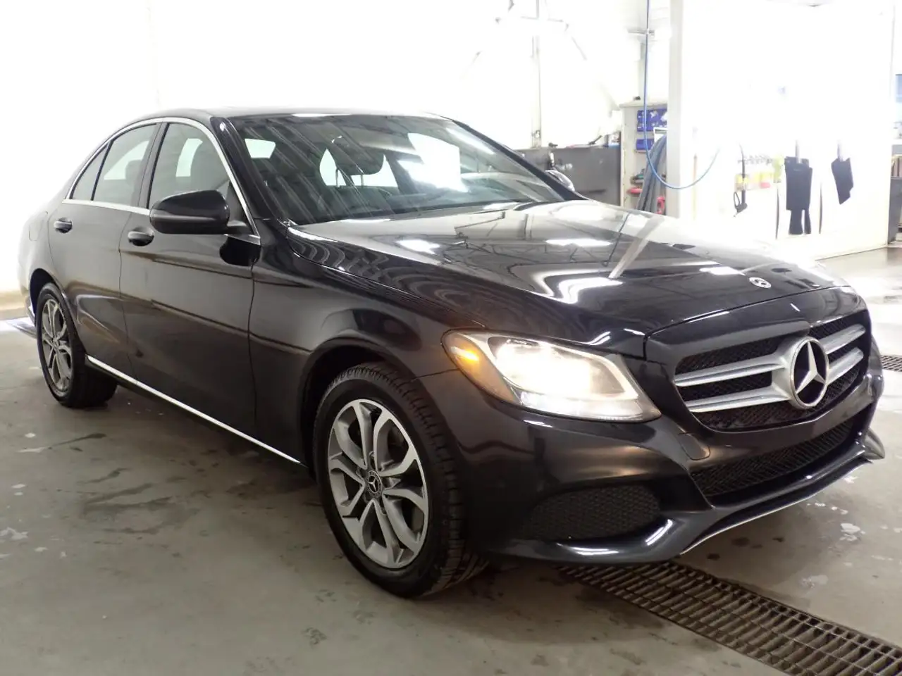 Mercedes-Benz C-Class снимка Mercedes-Benz C-Class