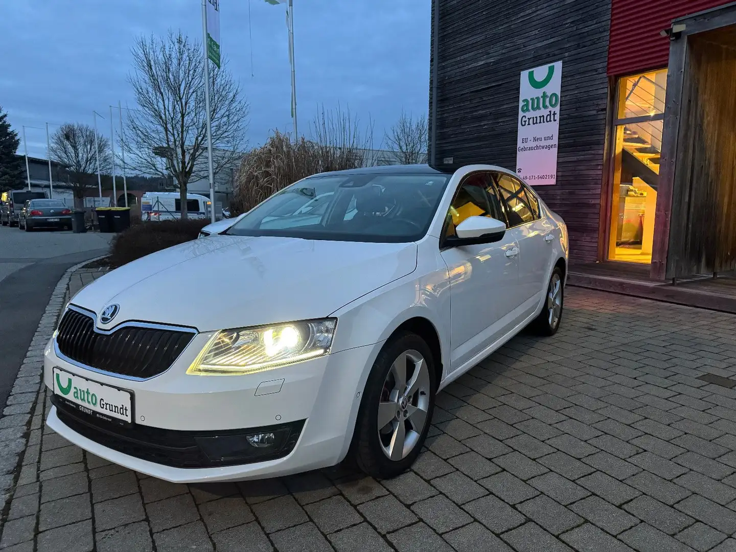 Skoda Octavia Lim. Elegance Panorama Xenon Navi AHK Blanc - 1