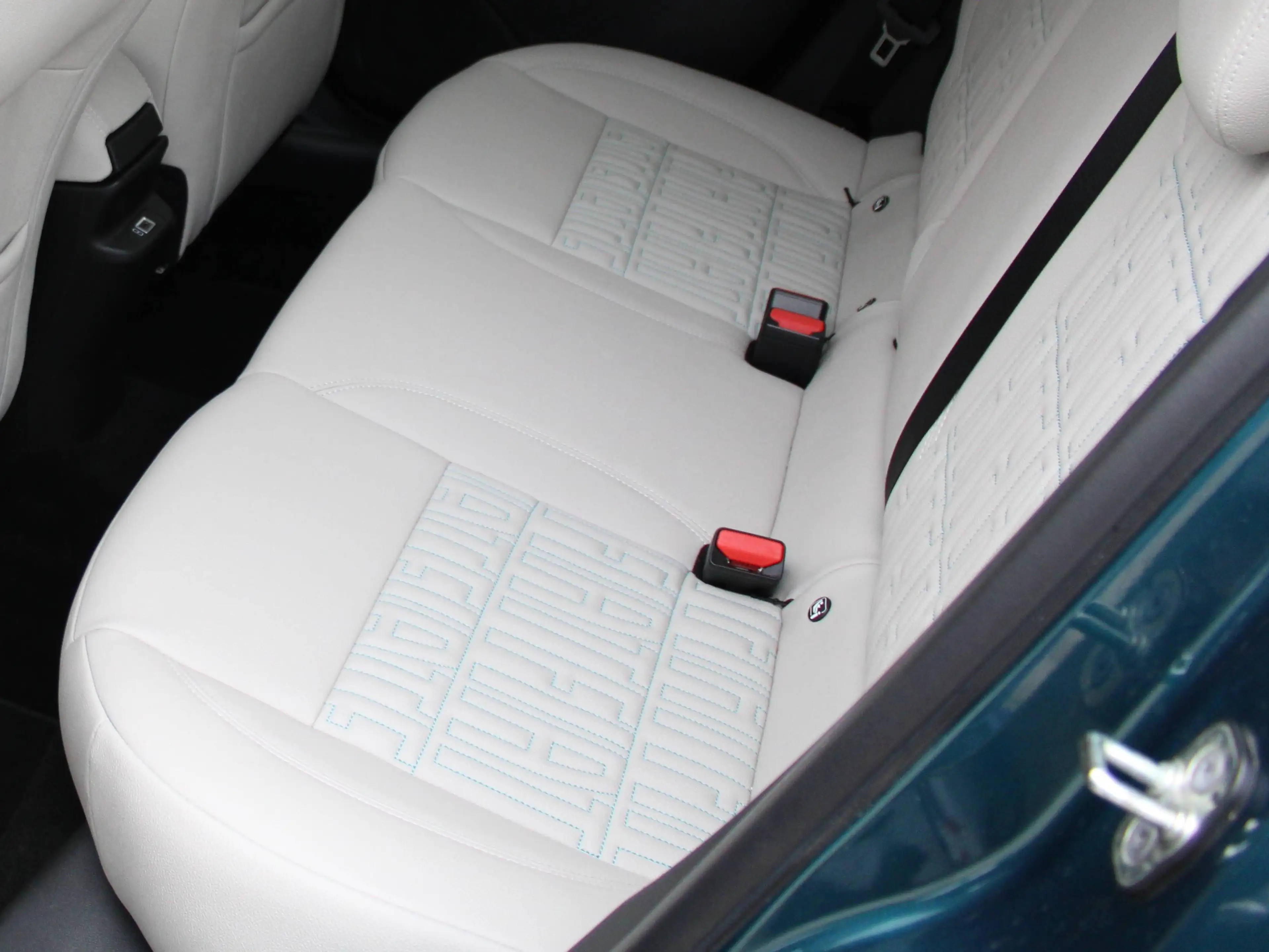 Fiat 600 Hybrid La Prima, Navi, LM-Räder, CarPlay, Rückfahrkamera — photo 12