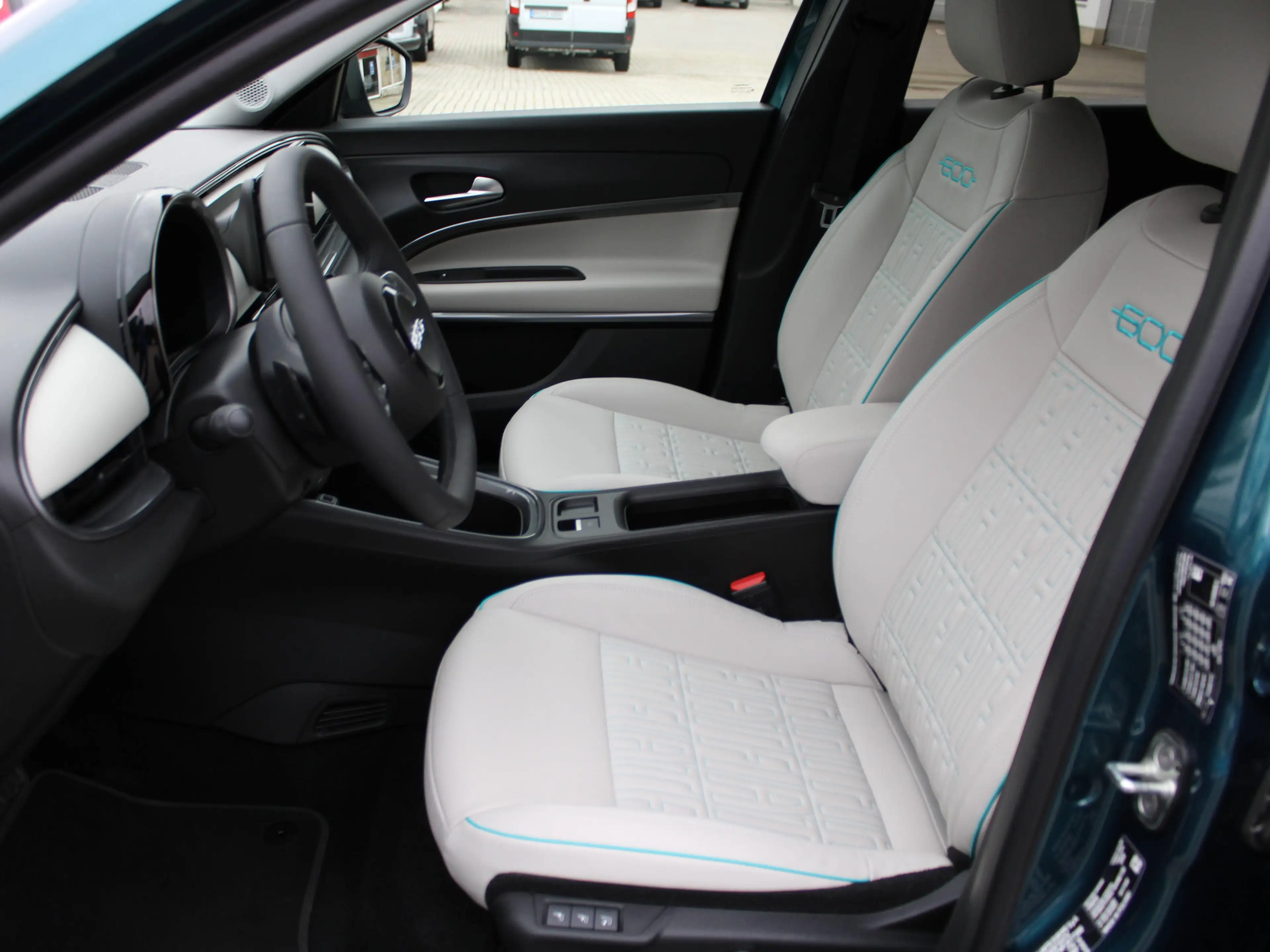 Fiat 600 Hybrid La Prima, Navi, LM-Räder, CarPlay, Rückfahrkamera — photo 5