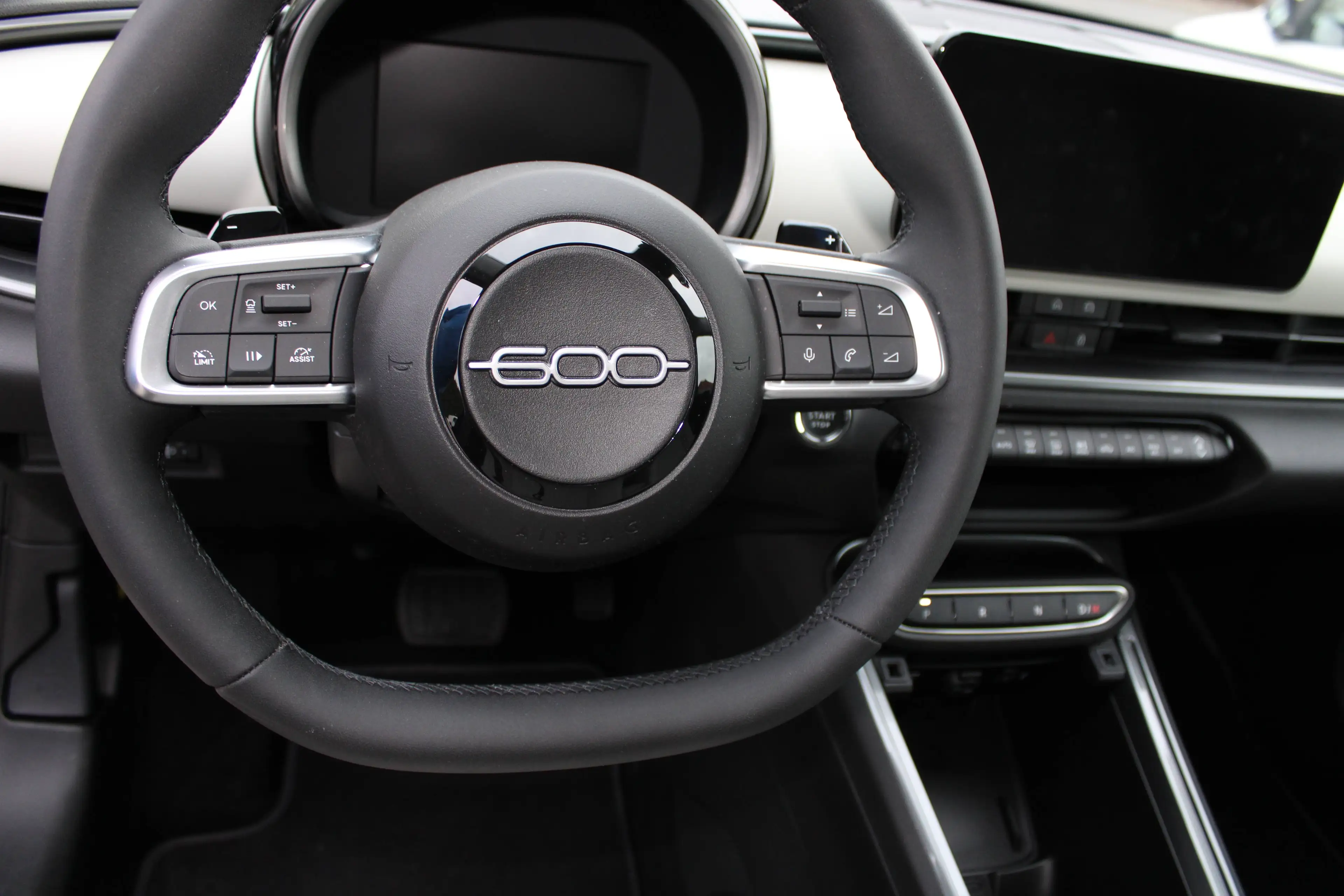 Fiat 600 Hybrid La Prima, Navi, LM-Räder, CarPlay, Rückfahrkamera — photo 9