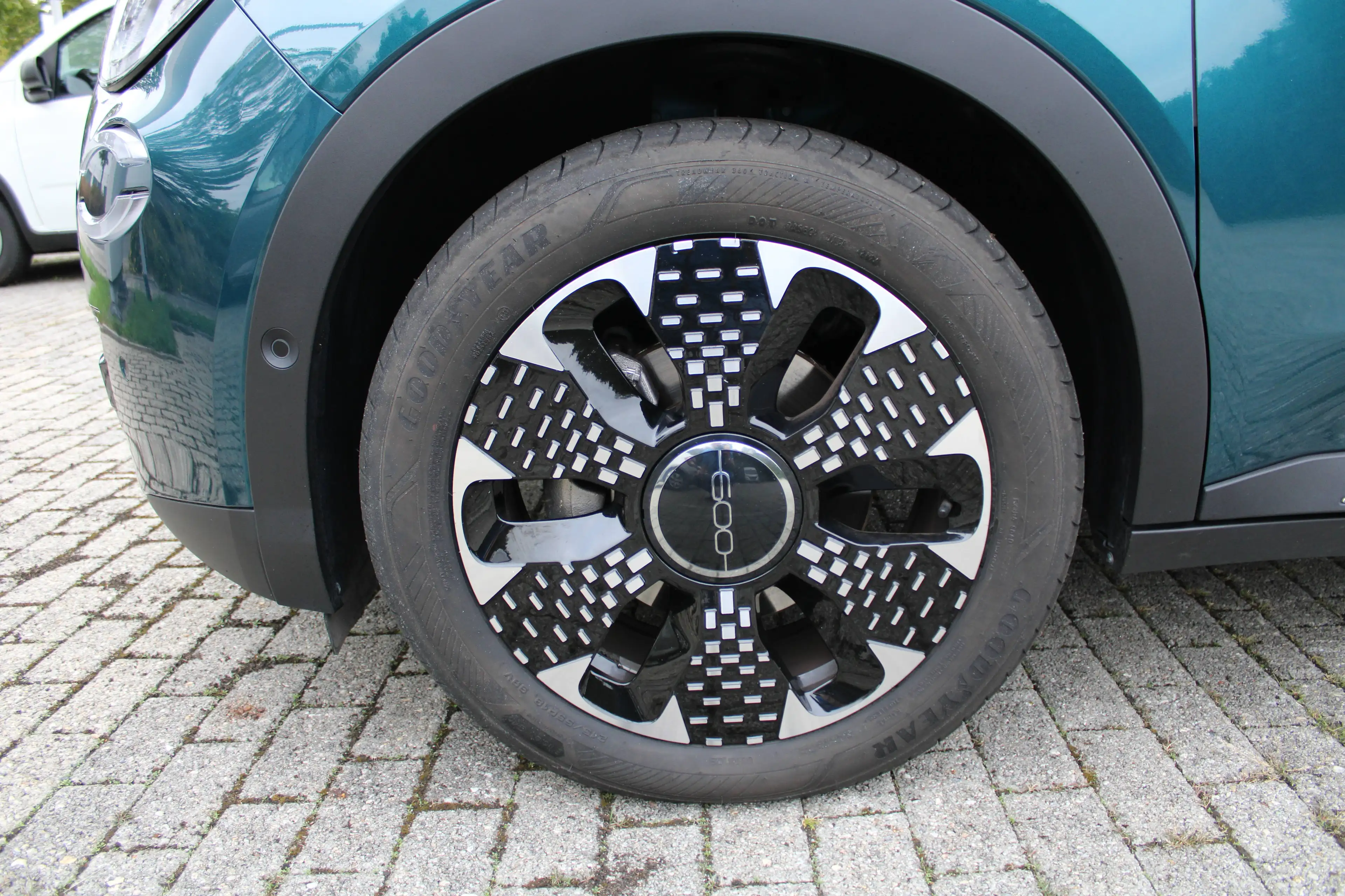 Fiat 600 Hybrid La Prima, Navi, LM-Räder, CarPlay, Rückfahrkamera — photo 11