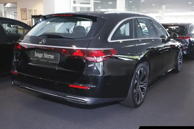 Mercedes-Benz E-Class view 3