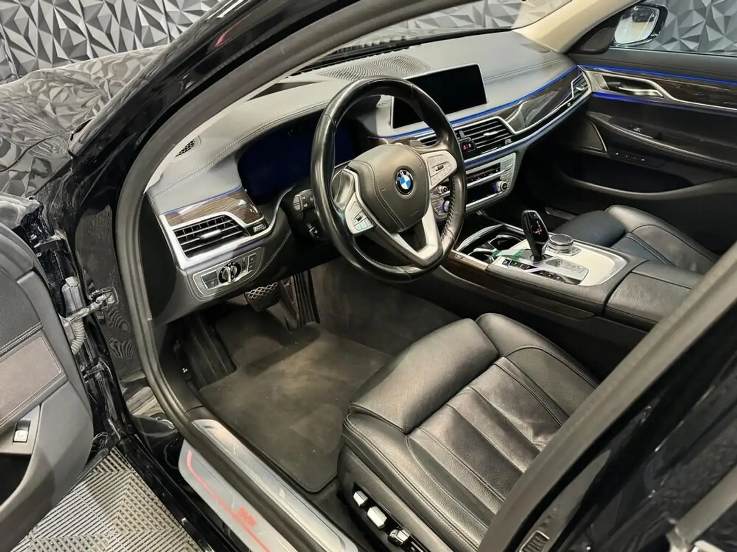 BMW 750 750 d xDrive Schwarz - 2