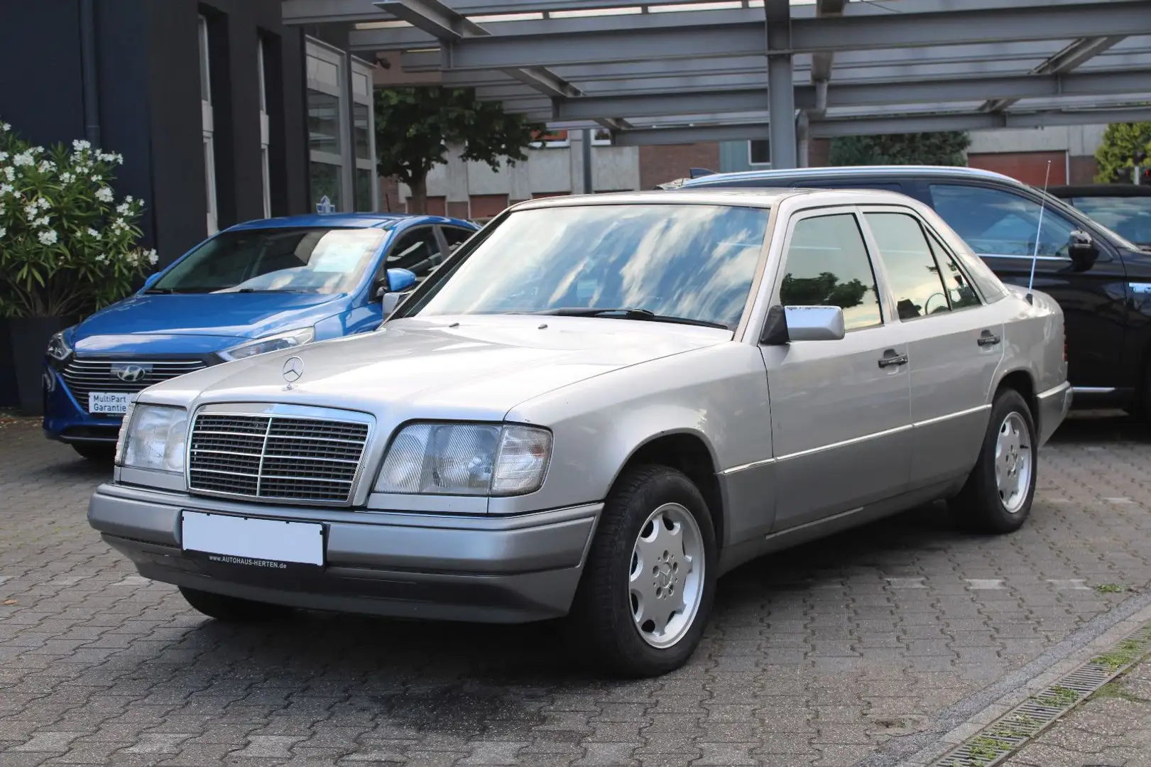 Mercedes-Benz E 200 *W124*LIMO*GUTER ZUSTAND*EL-SCHIEBEDACH! Argent - 1