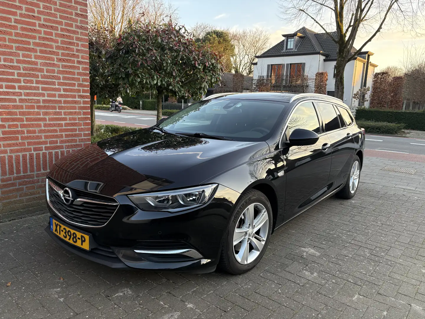 Opel Insignia 1.5 T Business Exe Zwart - 1