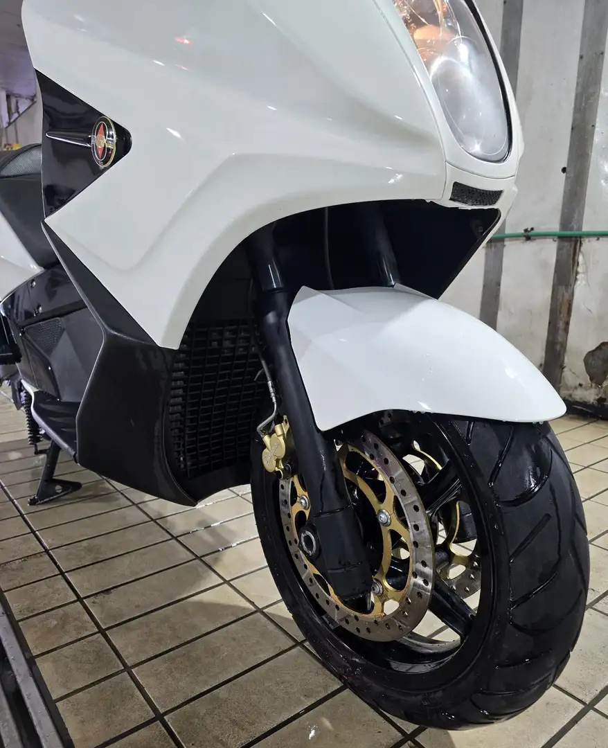 Gilera GP 800 Centenario Bílá - 2