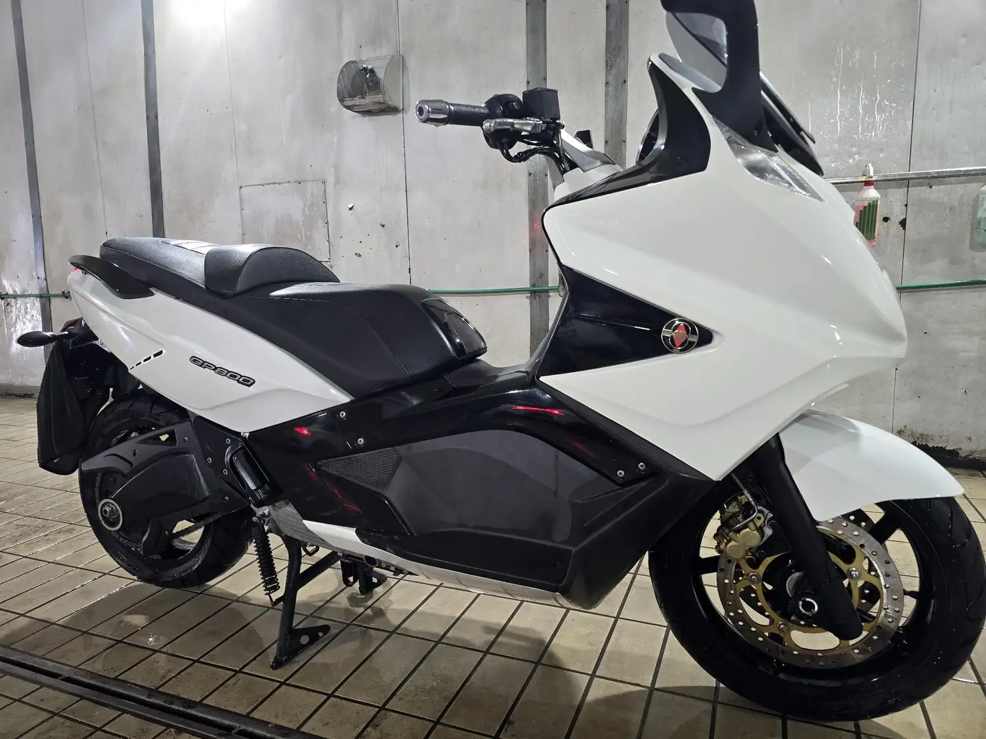 Gilera GP 800 Centenario Bílá - 1