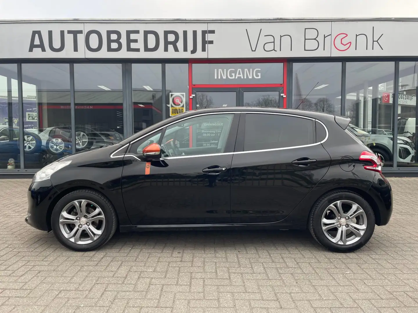 Peugeot 208 1.2 PureTech Roland Garros | Pano | Automaat Zwart - 2