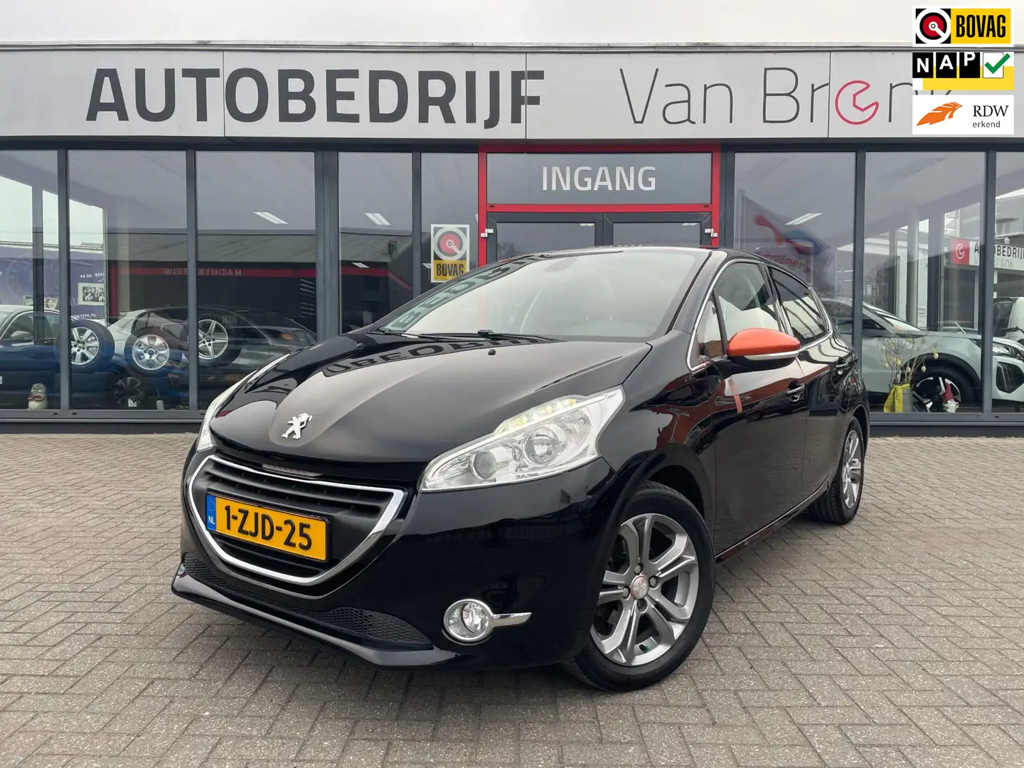 Peugeot 208 1.2 PureTech Roland Garros | Pano | Automaat Zwart - 1