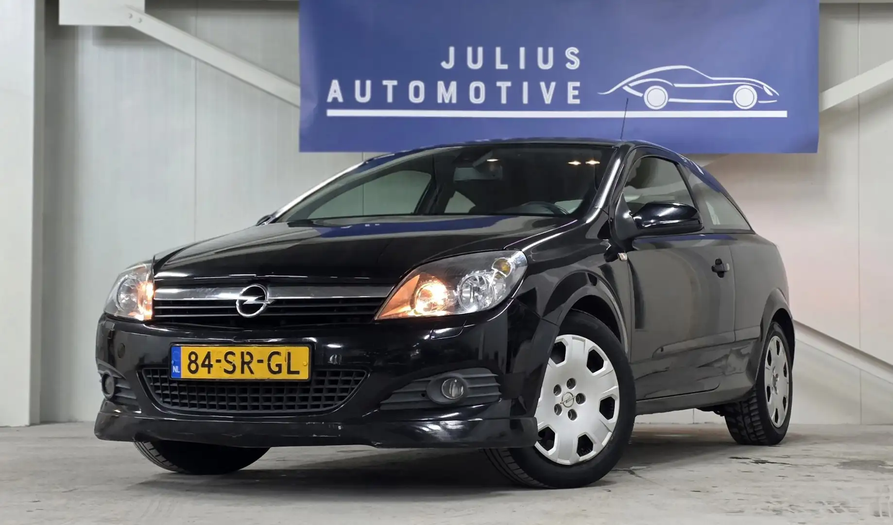 Opel Astra GTC 1.6 Executive Clima Nieuwe APK Zeer Netjes! Zwart - 1