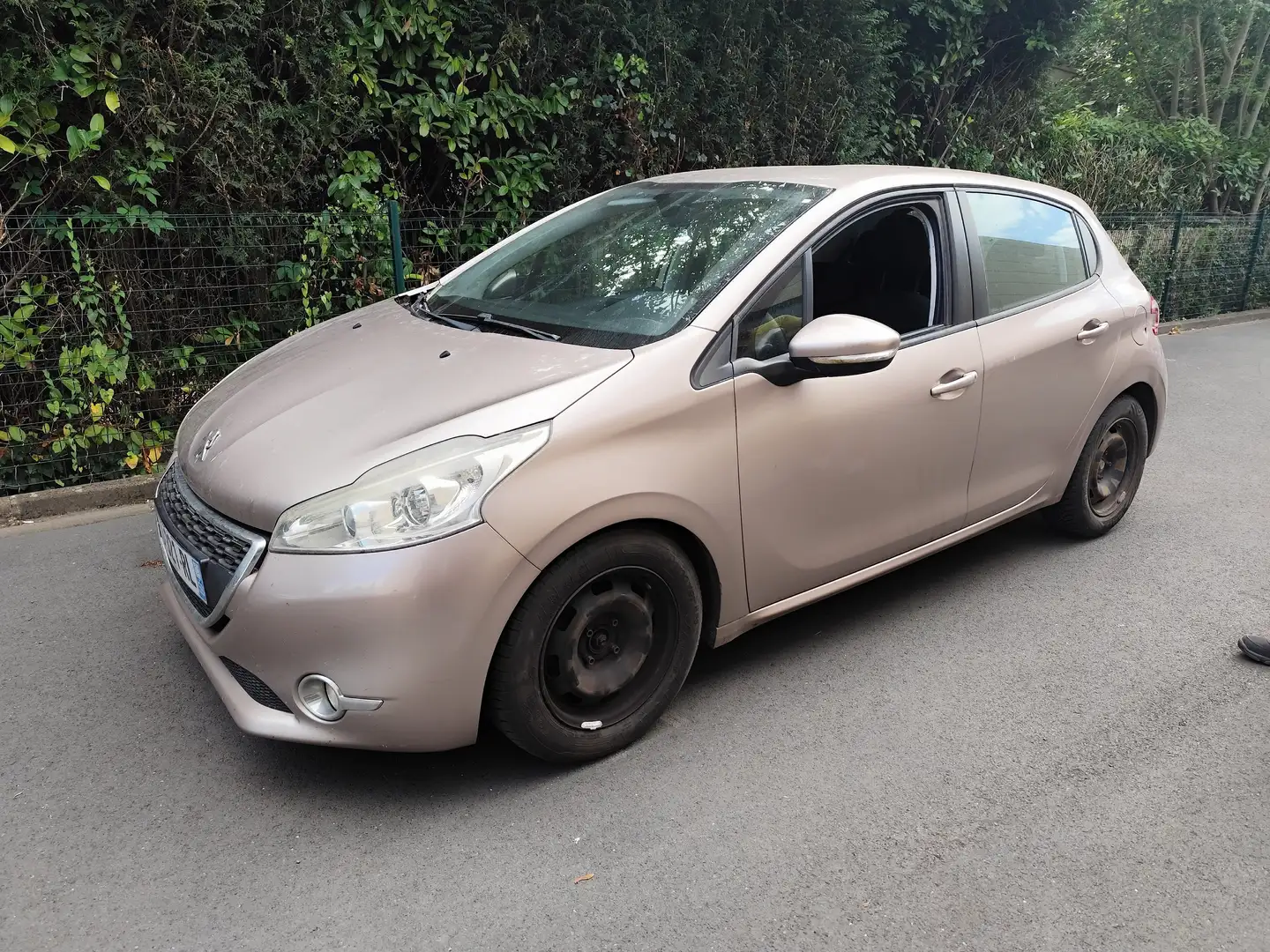 Peugeot 208 208 1.6 e-HDi 92ch FAP BVM5 Allure Бежевый - 1