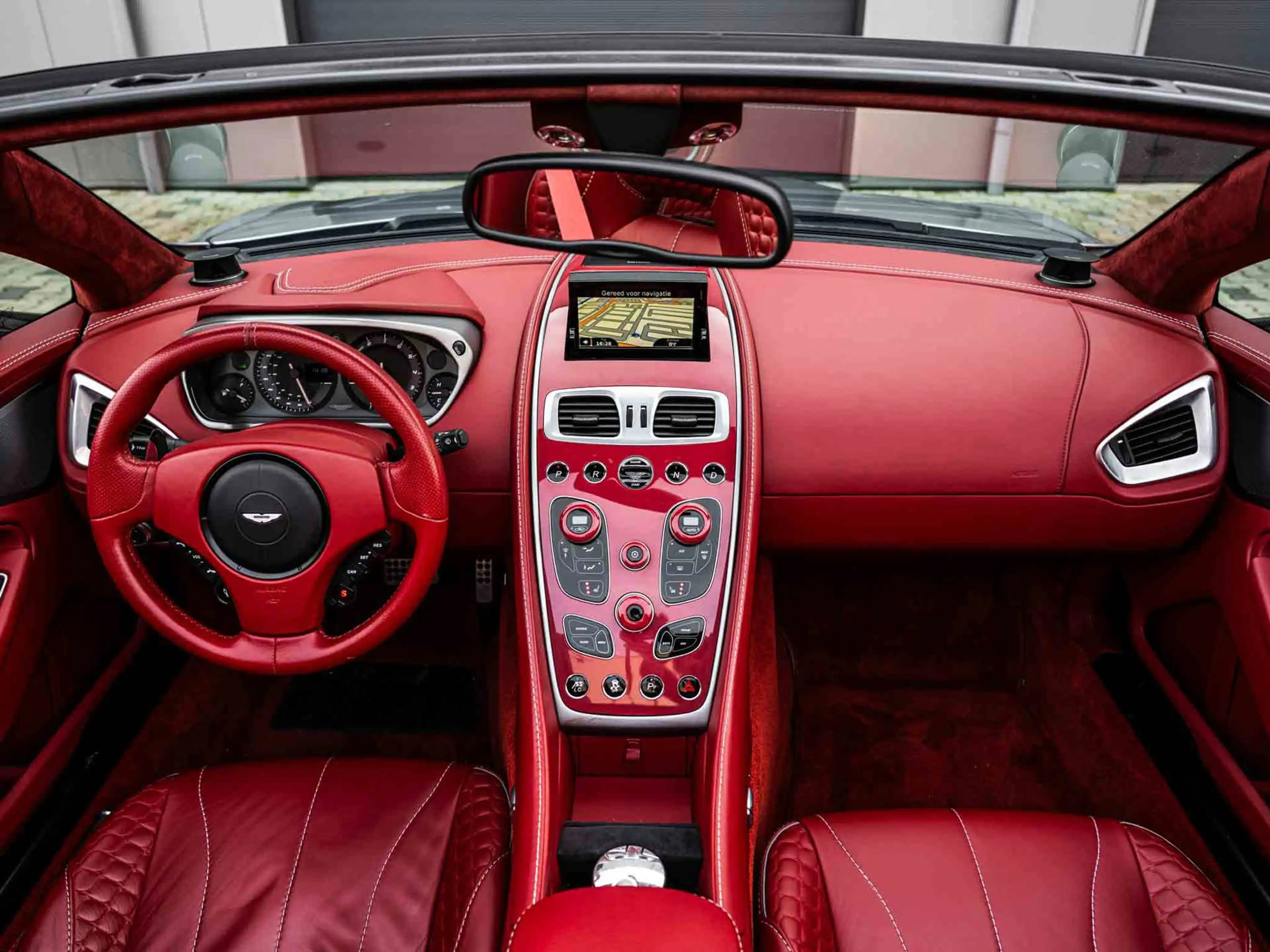 Aston Martin Vanquish Volante 6.0 V12 Touchtronic 2+2 — photo 6