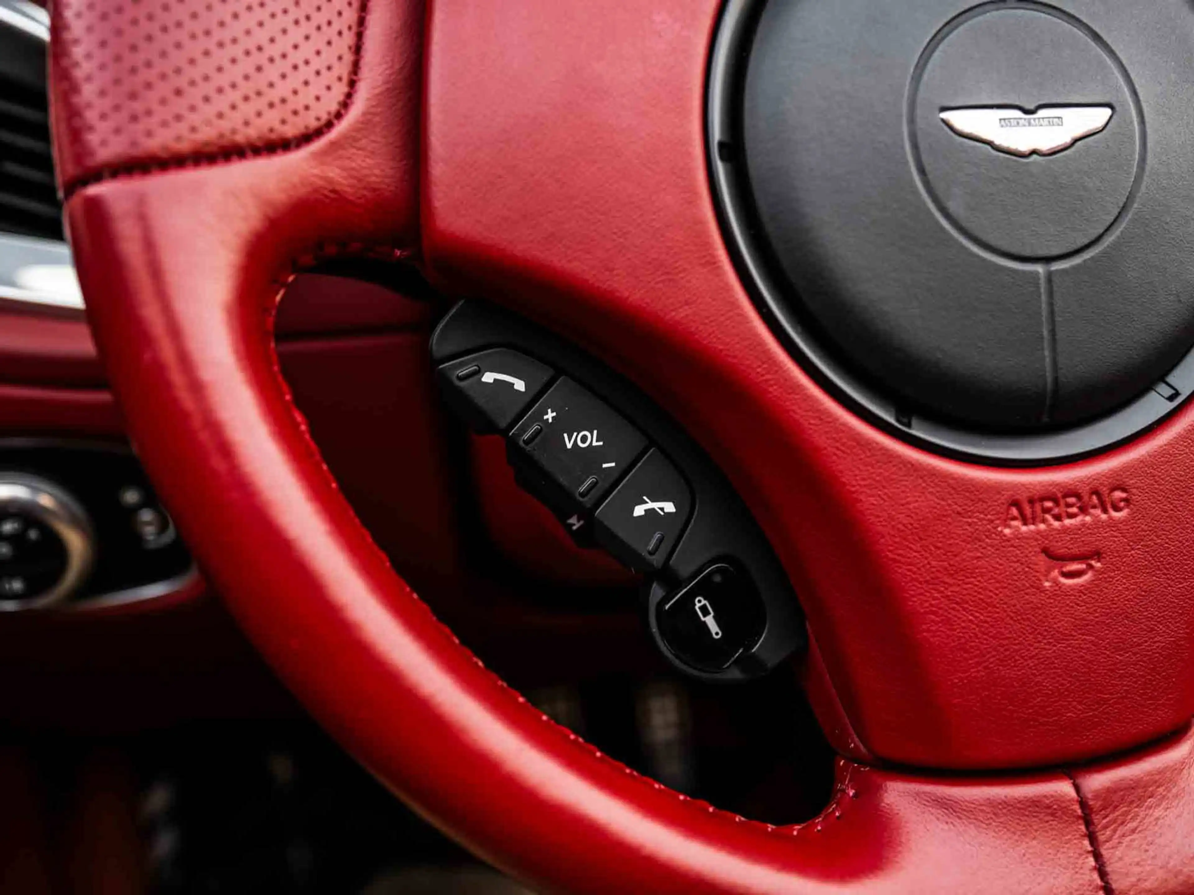 Aston Martin Vanquish Volante 6.0 V12 Touchtronic 2+2 — photo 10