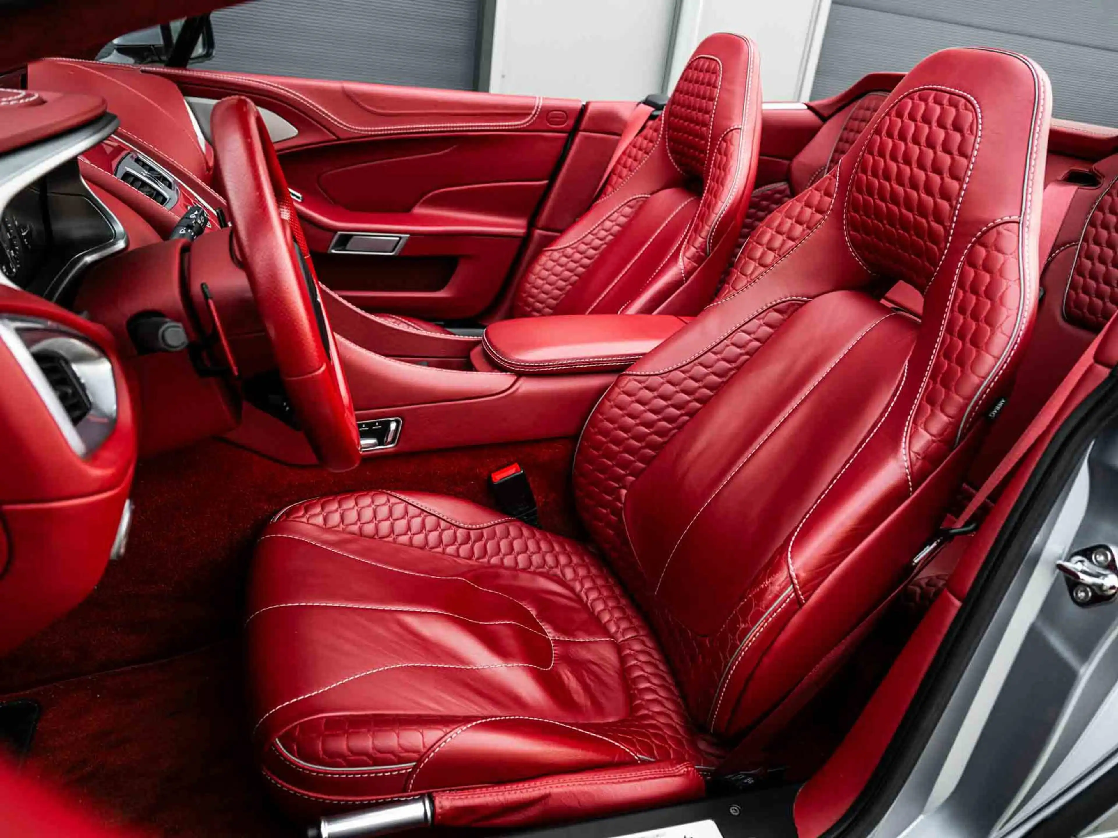 Aston Martin Vanquish Volante 6.0 V12 Touchtronic 2+2 — photo 7