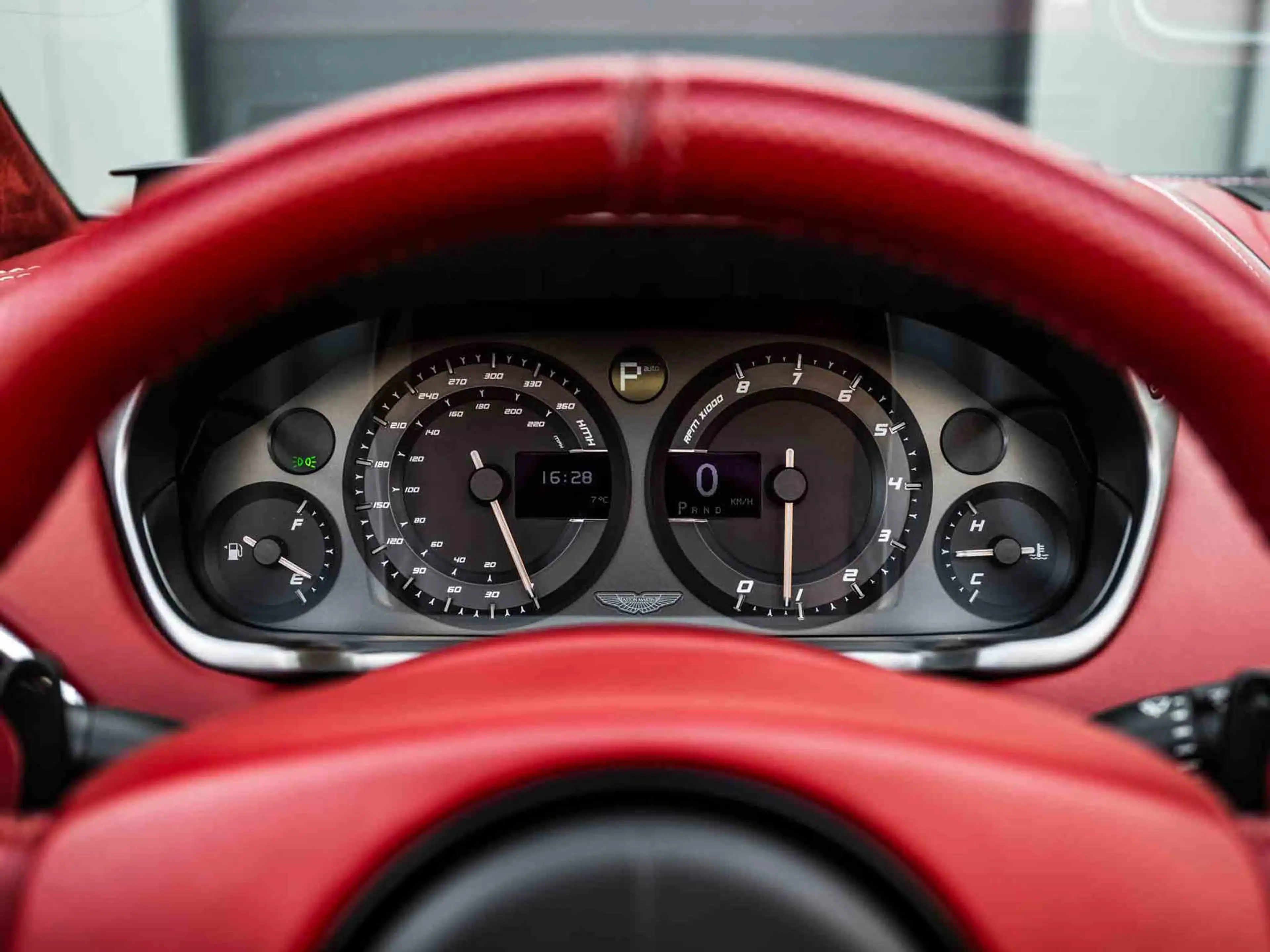 Aston Martin Vanquish Volante 6.0 V12 Touchtronic 2+2 — photo 12