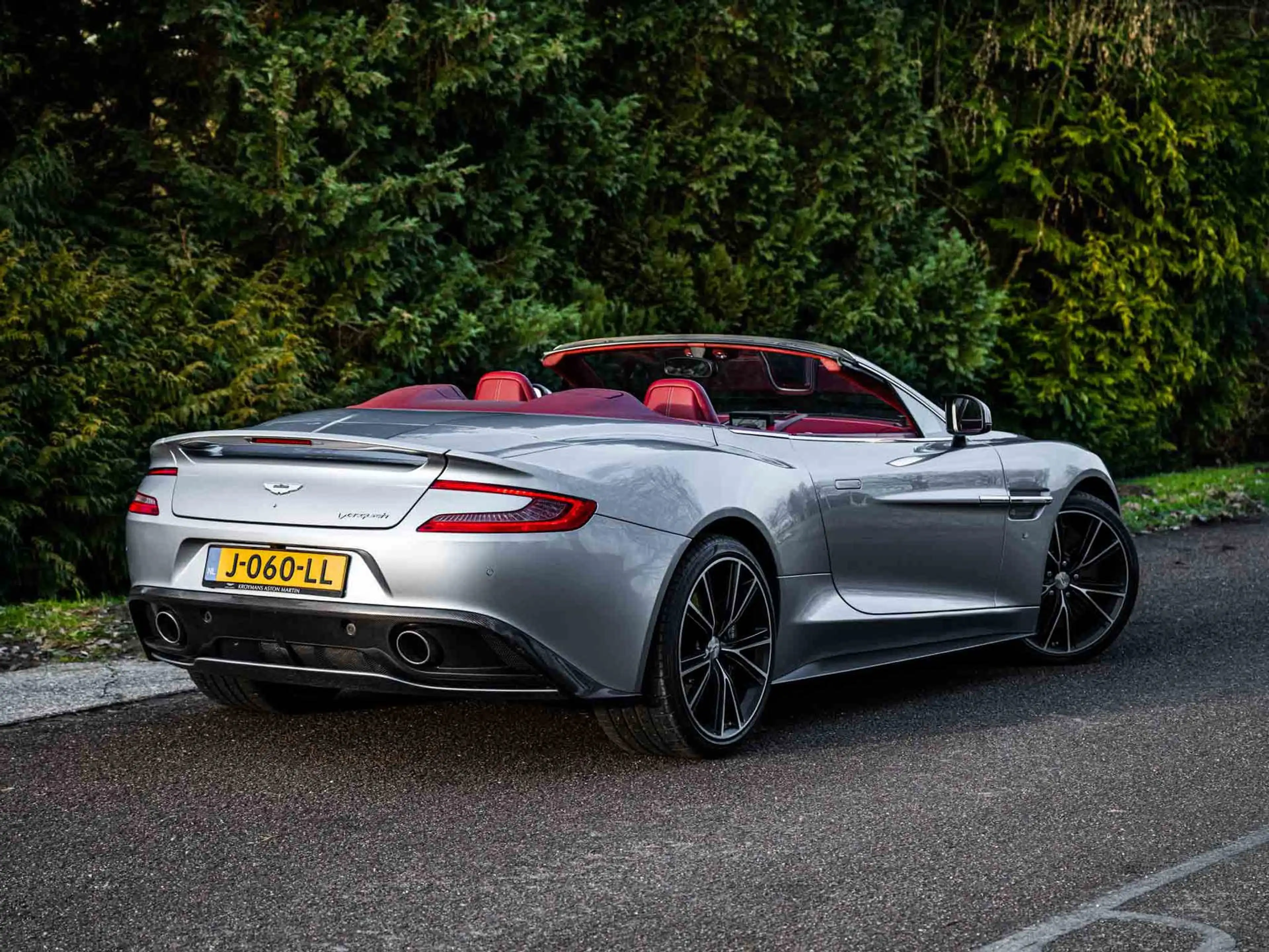 Aston Martin Vanquish Volante 6.0 V12 Touchtronic 2+2 — photo 2