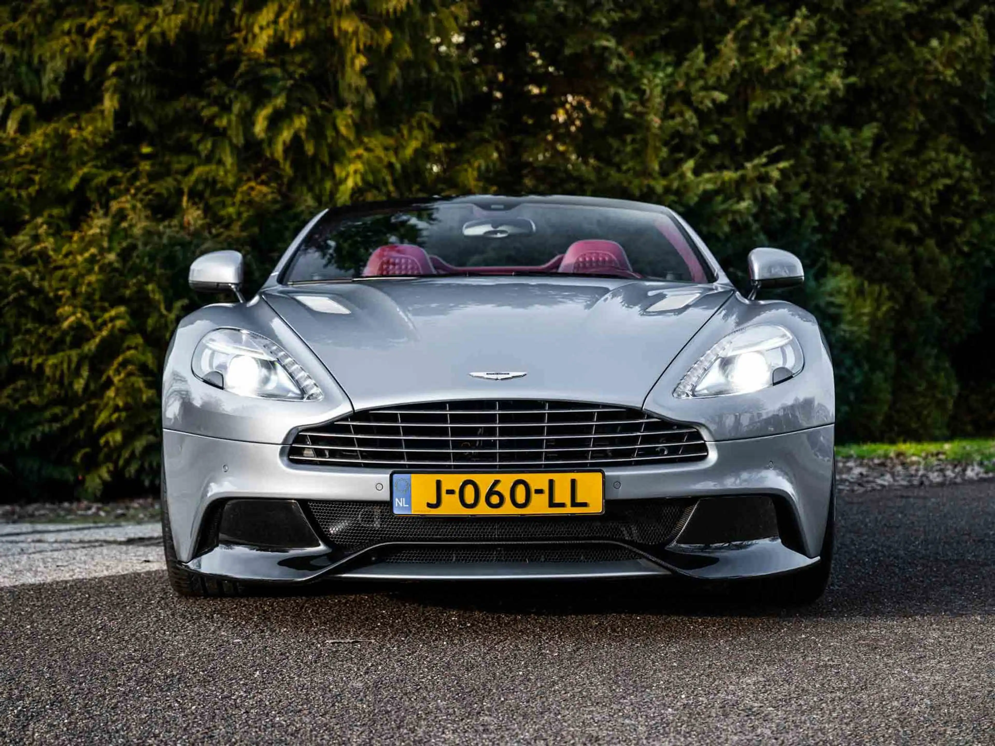 Aston Martin Vanquish Volante 6.0 V12 Touchtronic 2+2 — photo 3