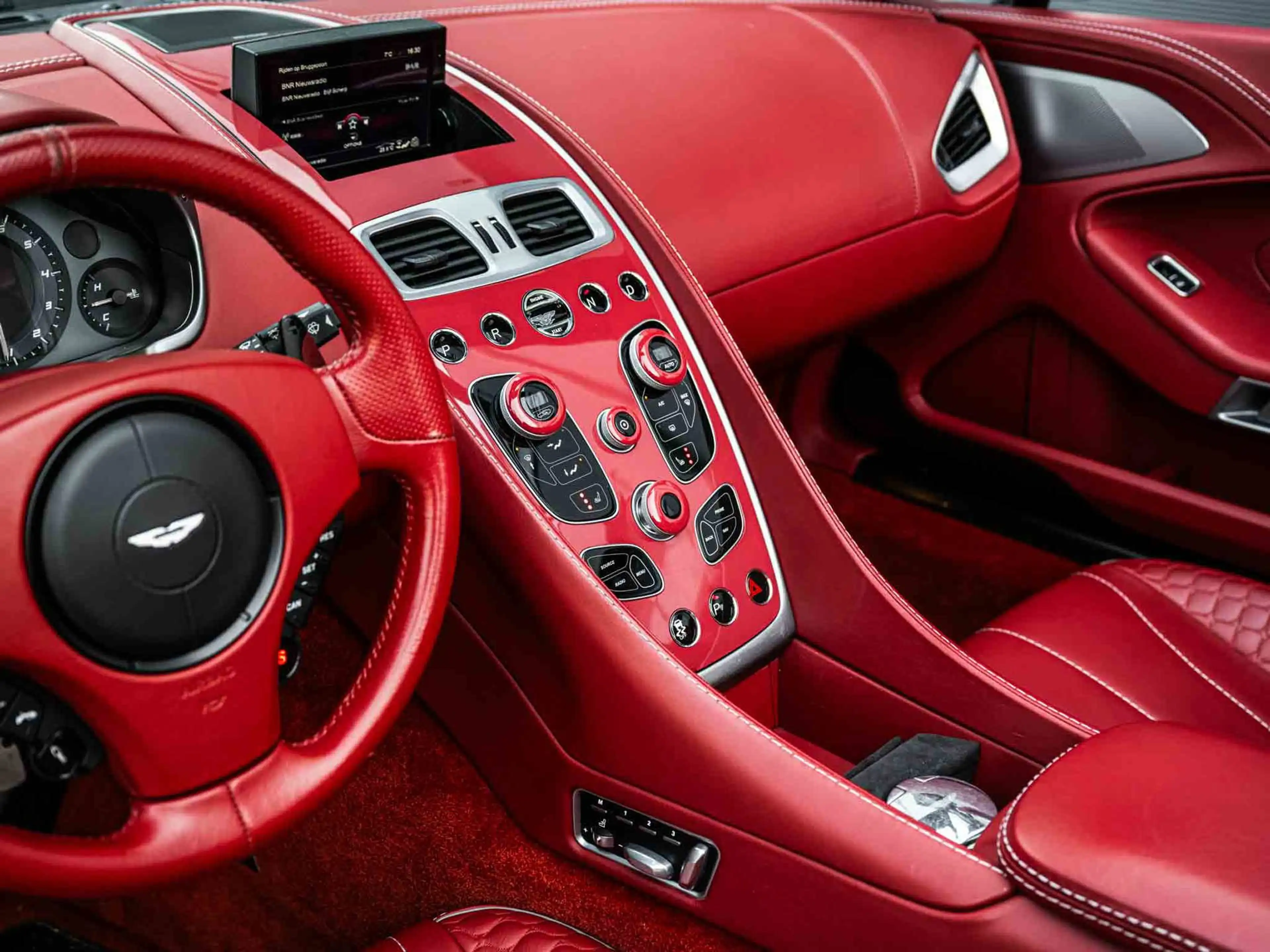 Aston Martin Vanquish Volante 6.0 V12 Touchtronic 2+2 — photo 9
