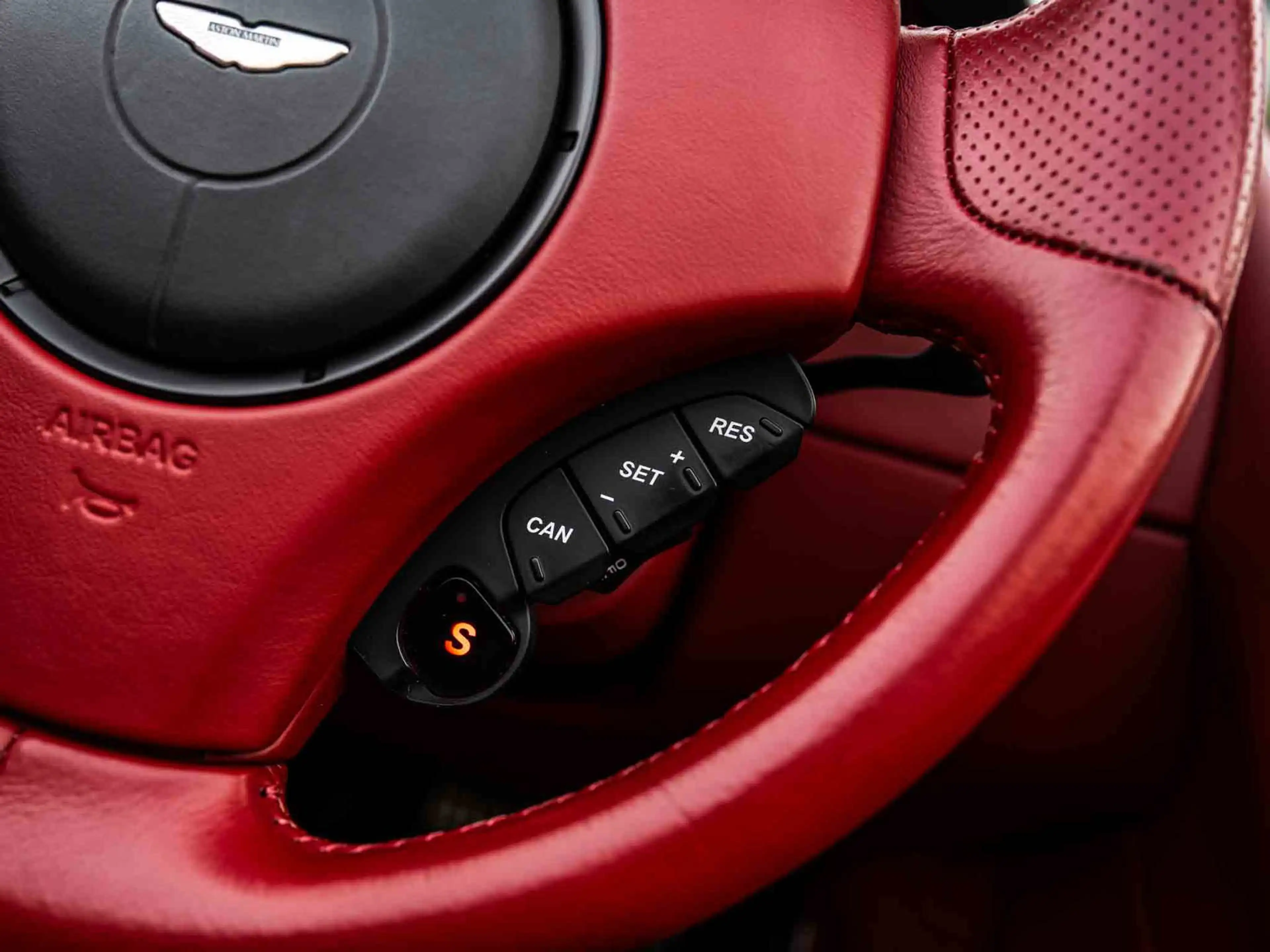 Aston Martin Vanquish Volante 6.0 V12 Touchtronic 2+2 — photo 11