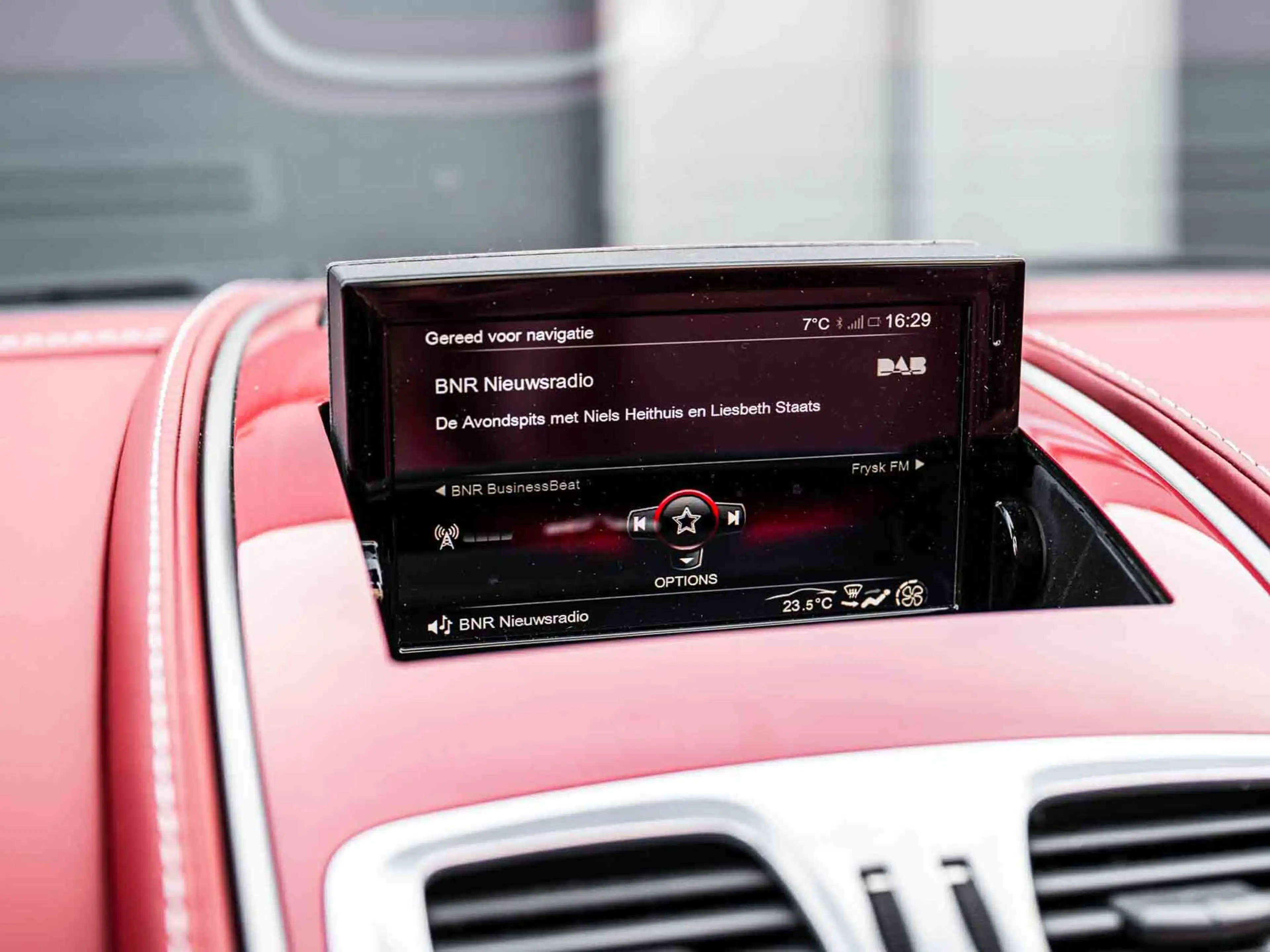 Aston Martin Vanquish Volante 6.0 V12 Touchtronic 2+2 — photo 14