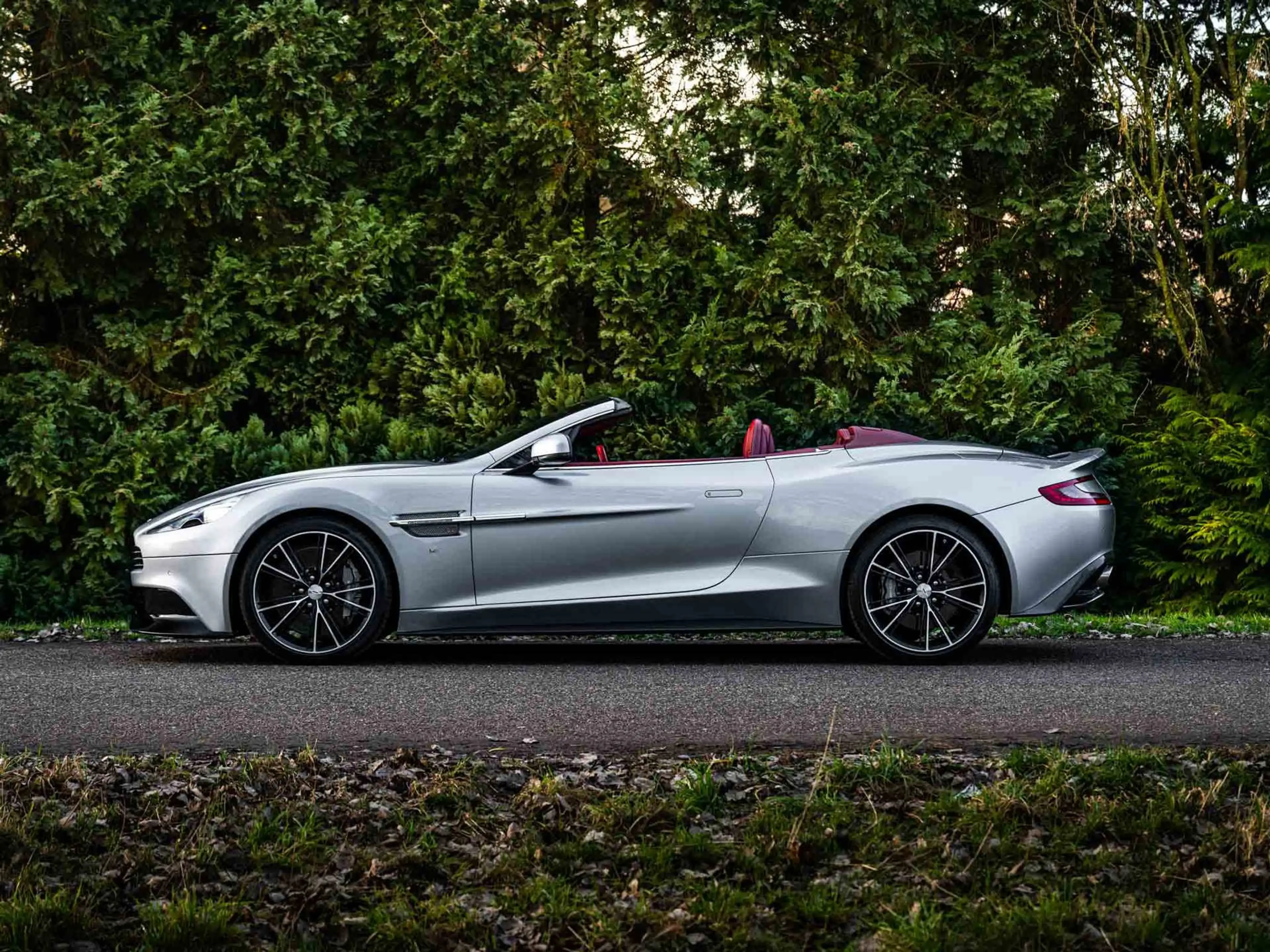 Aston Martin Vanquish Volante 6.0 V12 Touchtronic 2+2 — photo 4