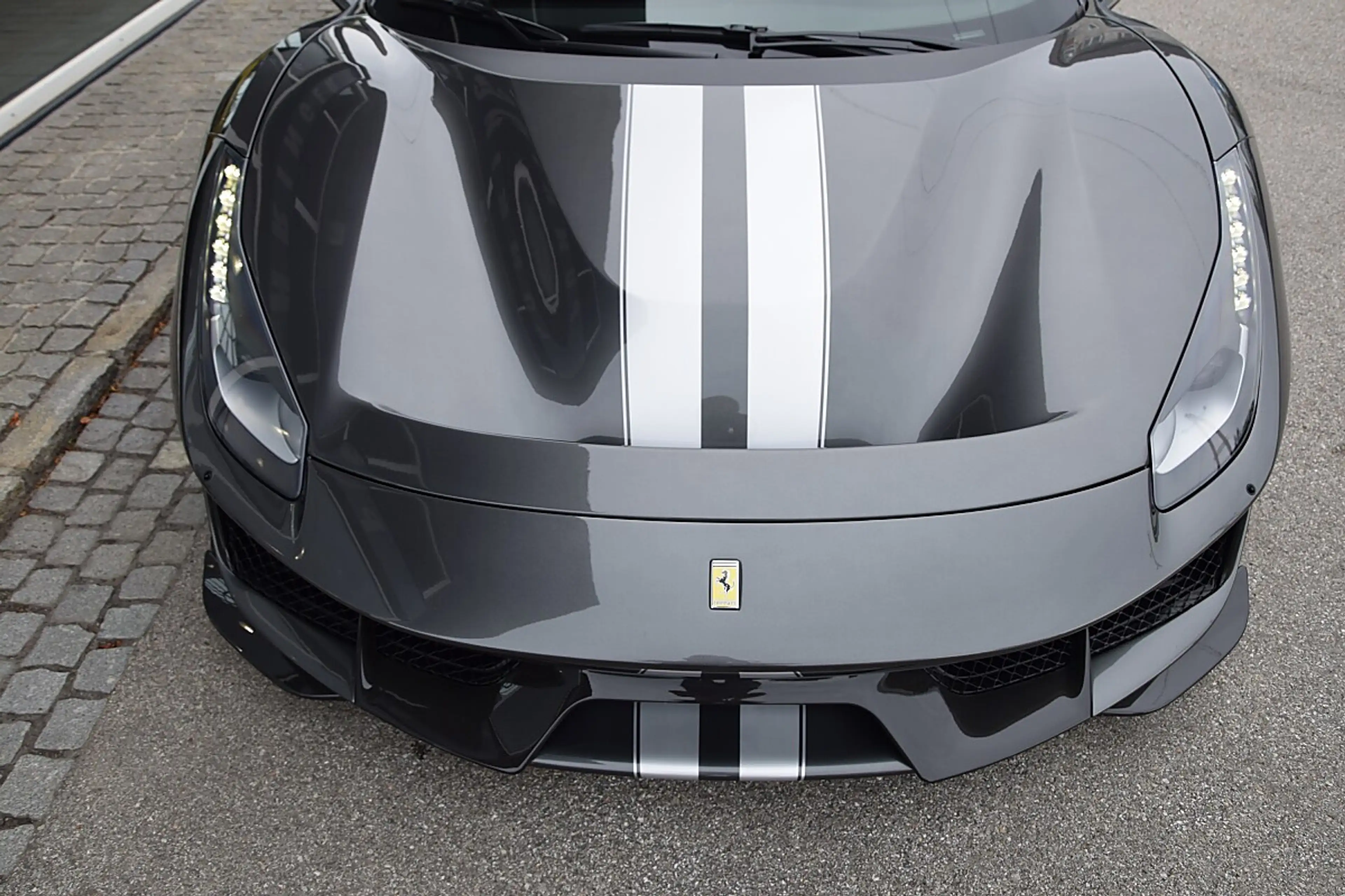 Ferrari 488 GTB Pista *Full Carbon*Painted Stripe*2.Hand* — photo 15