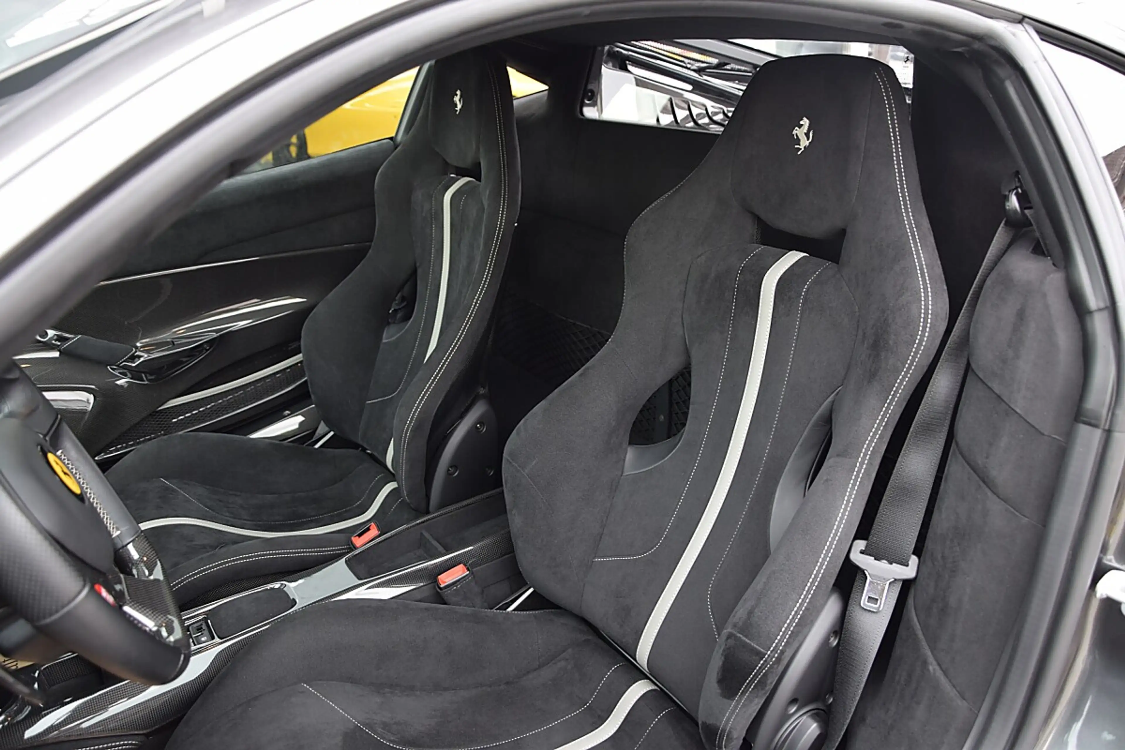 Ferrari 488 GTB Pista *Full Carbon*Painted Stripe*2.Hand* — photo 6