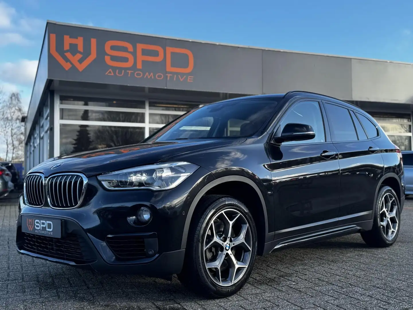 BMW X1 sDrive20i Executive|Sport|LED|Trek|Automaat|Cam|DA Noir - 1