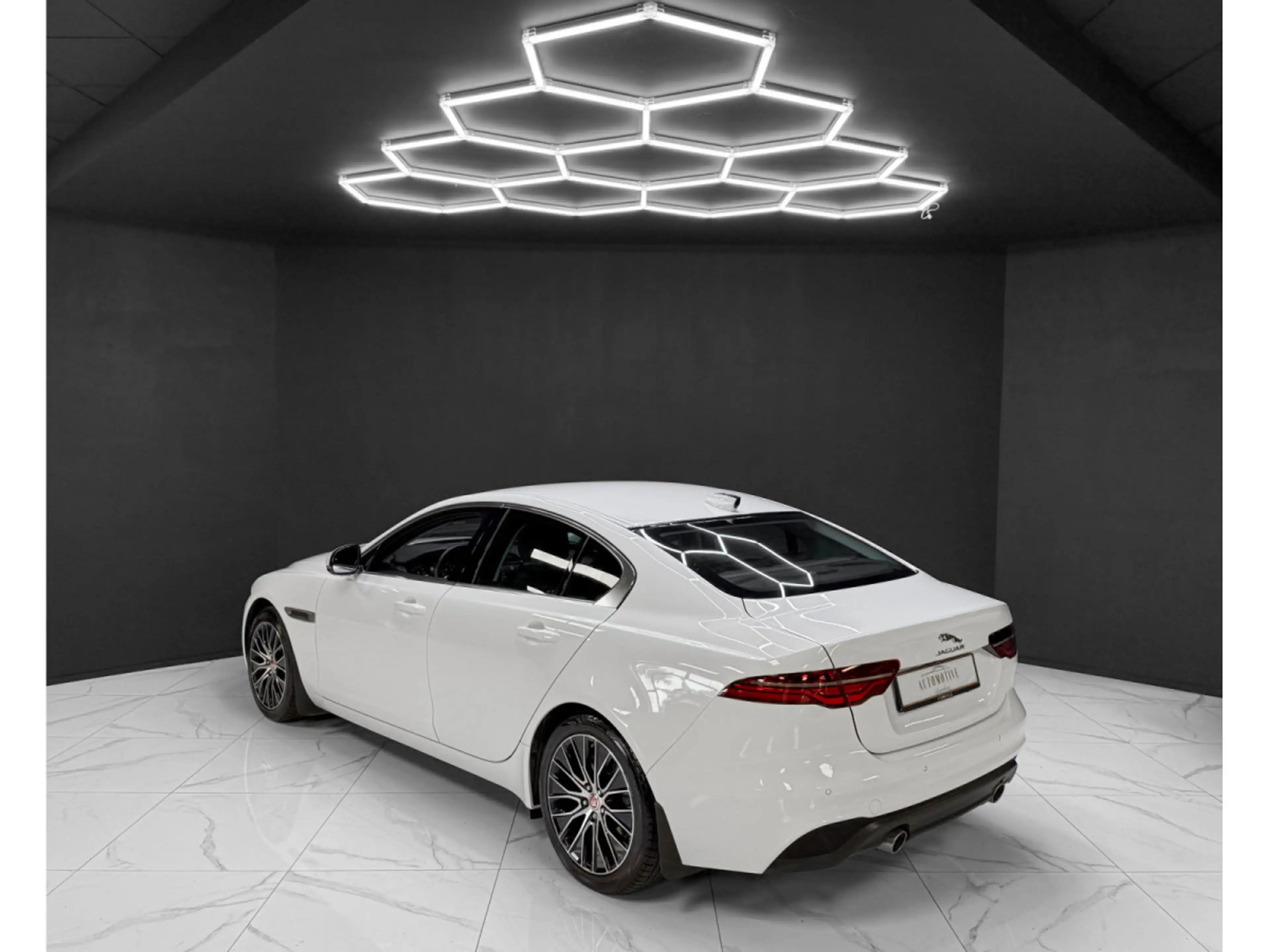 Jaguar XE P300 AWD HSE — photo 3