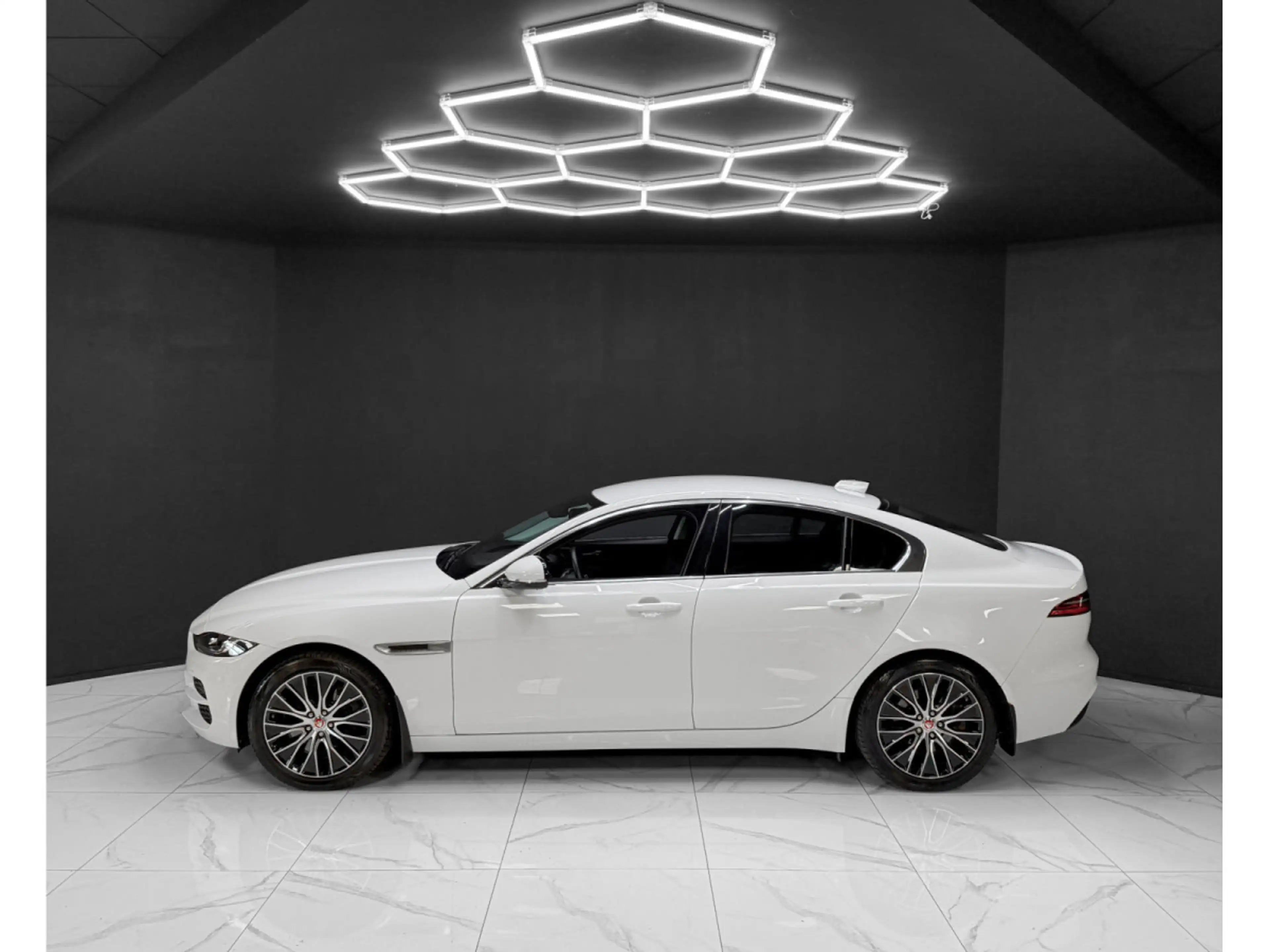 Jaguar XE P300 AWD HSE — photo 2