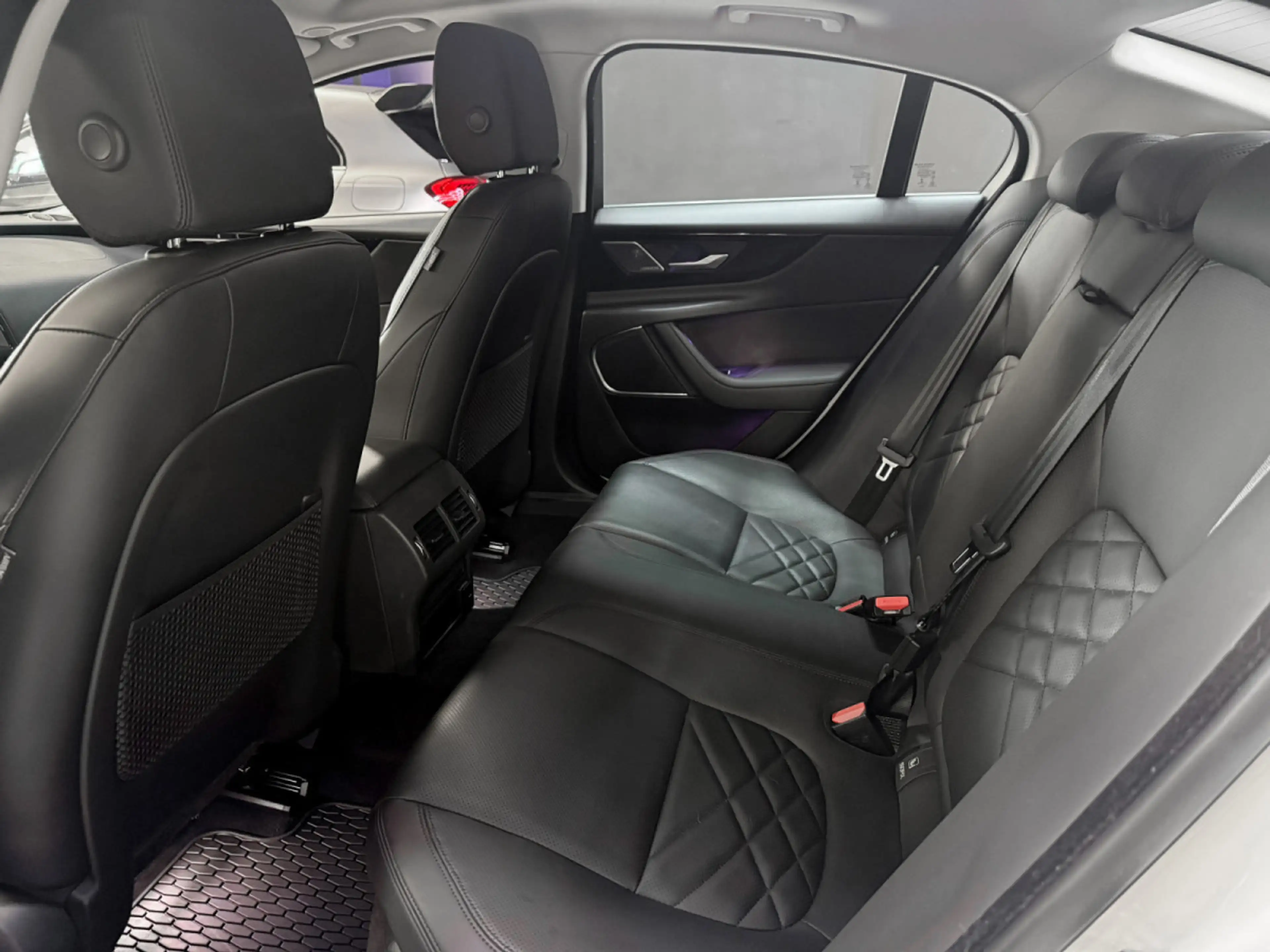 Jaguar XE P300 AWD HSE — photo 13