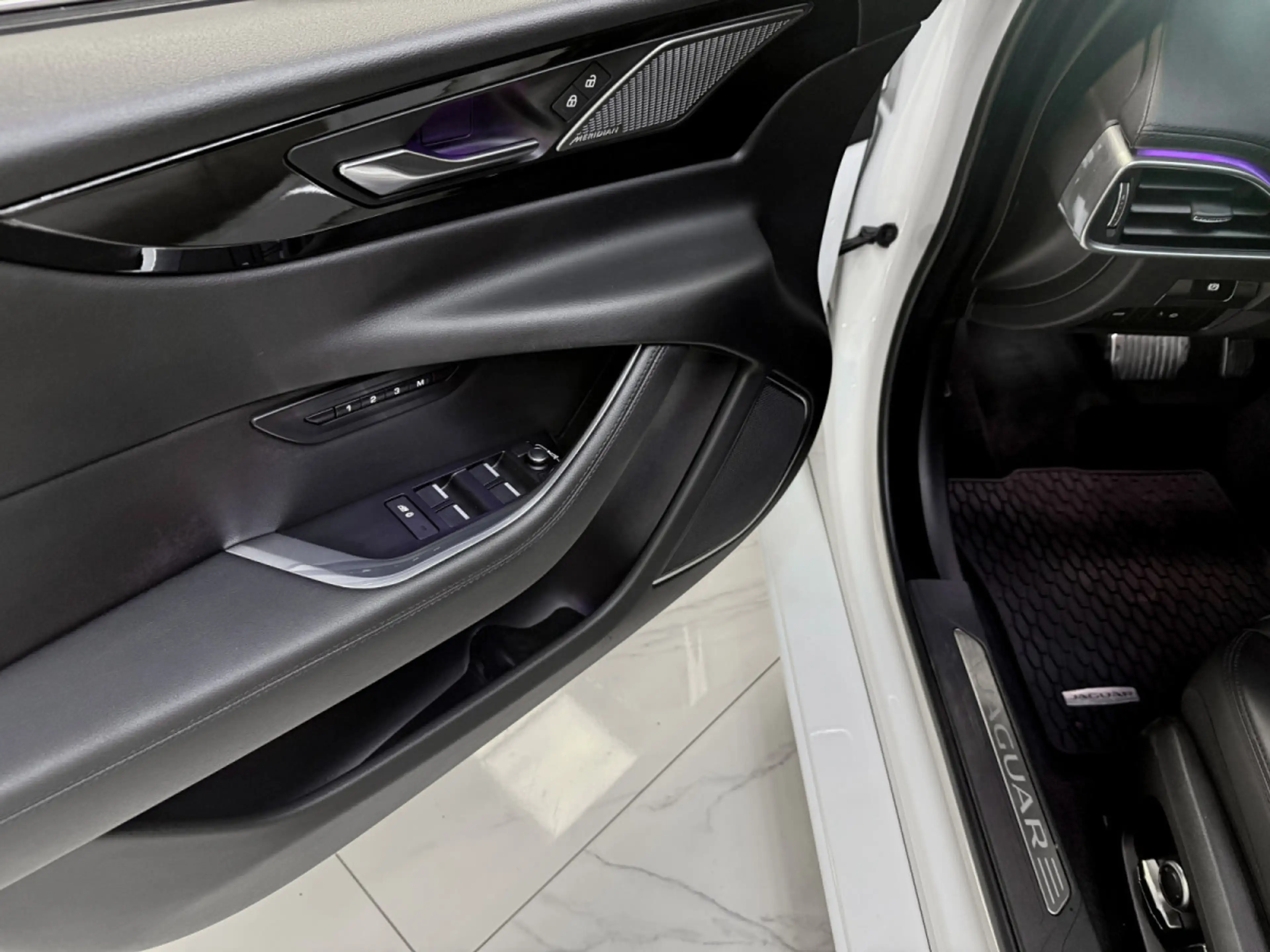 Jaguar XE P300 AWD HSE — photo 15