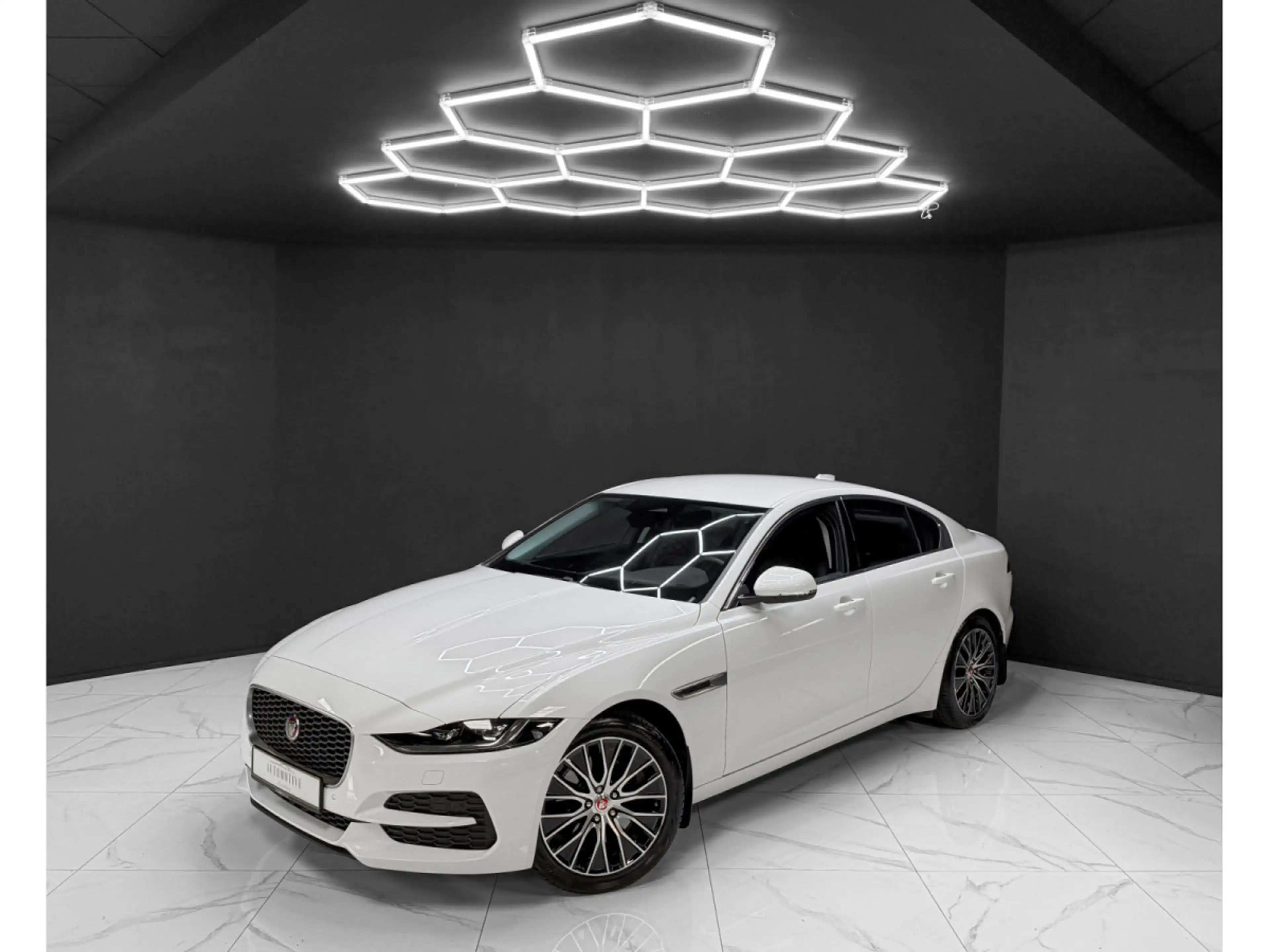 Jaguar XE P300 AWD HSE