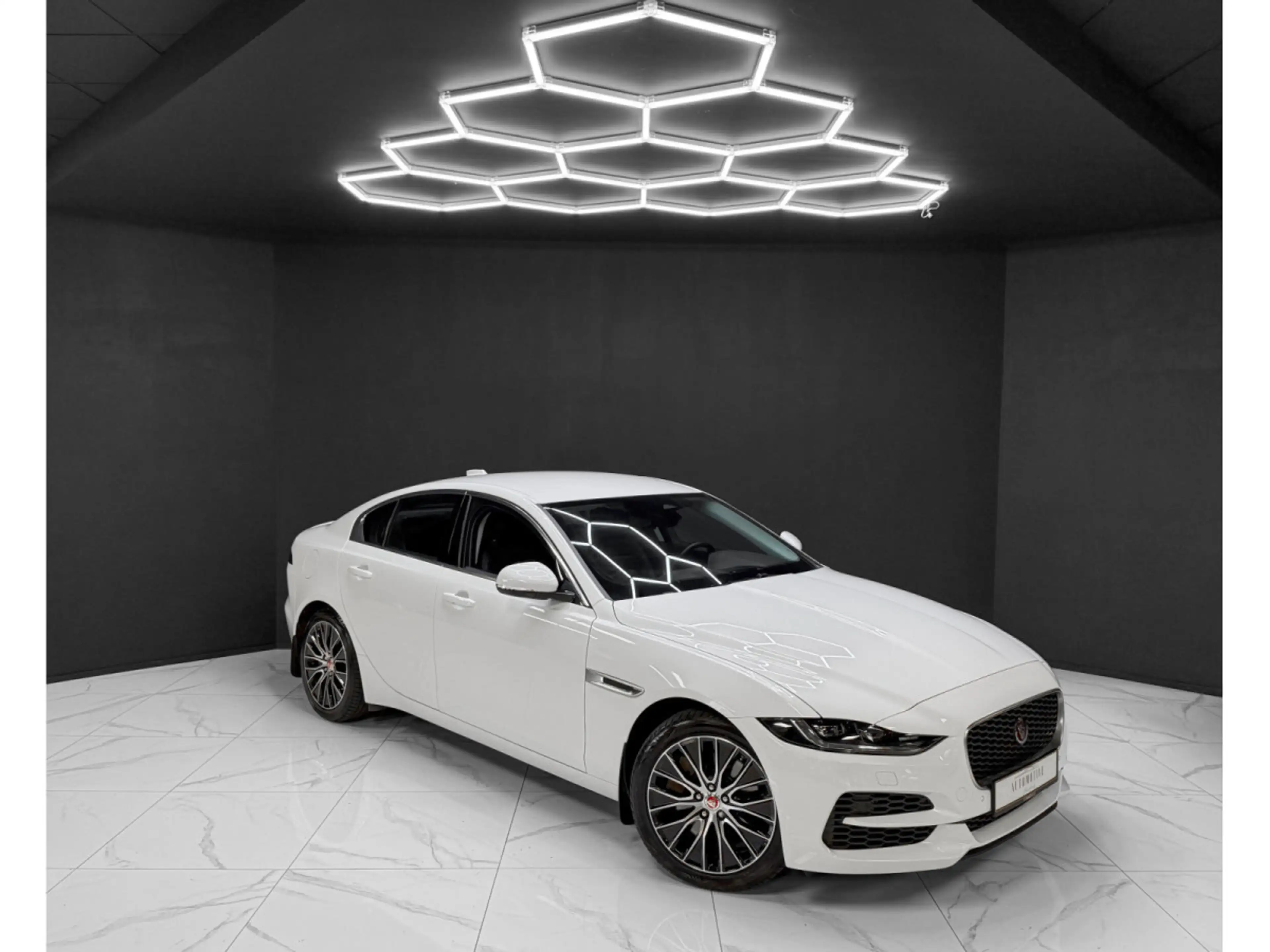 Jaguar XE P300 AWD HSE — photo 7