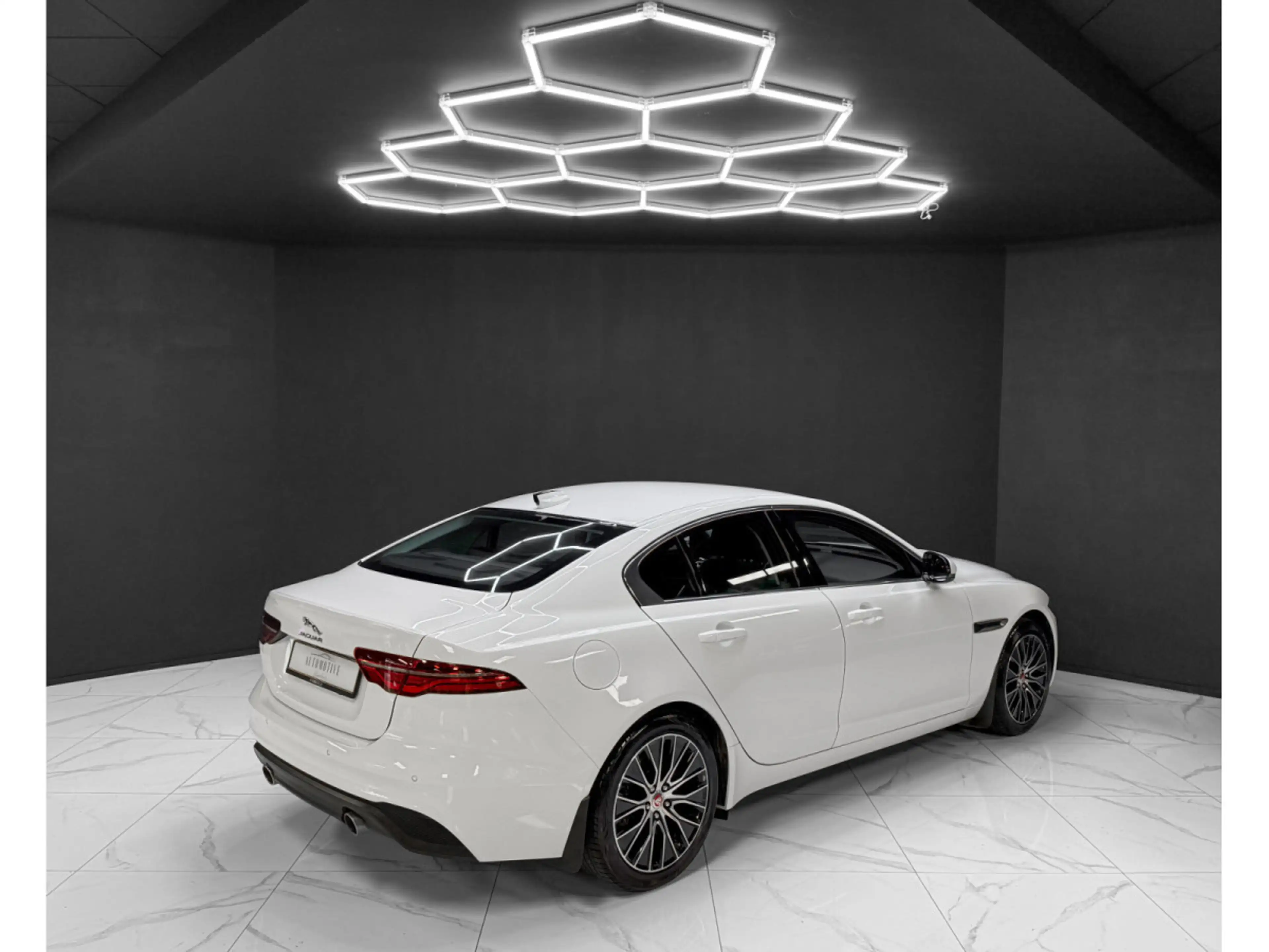 Jaguar XE P300 AWD HSE — photo 5