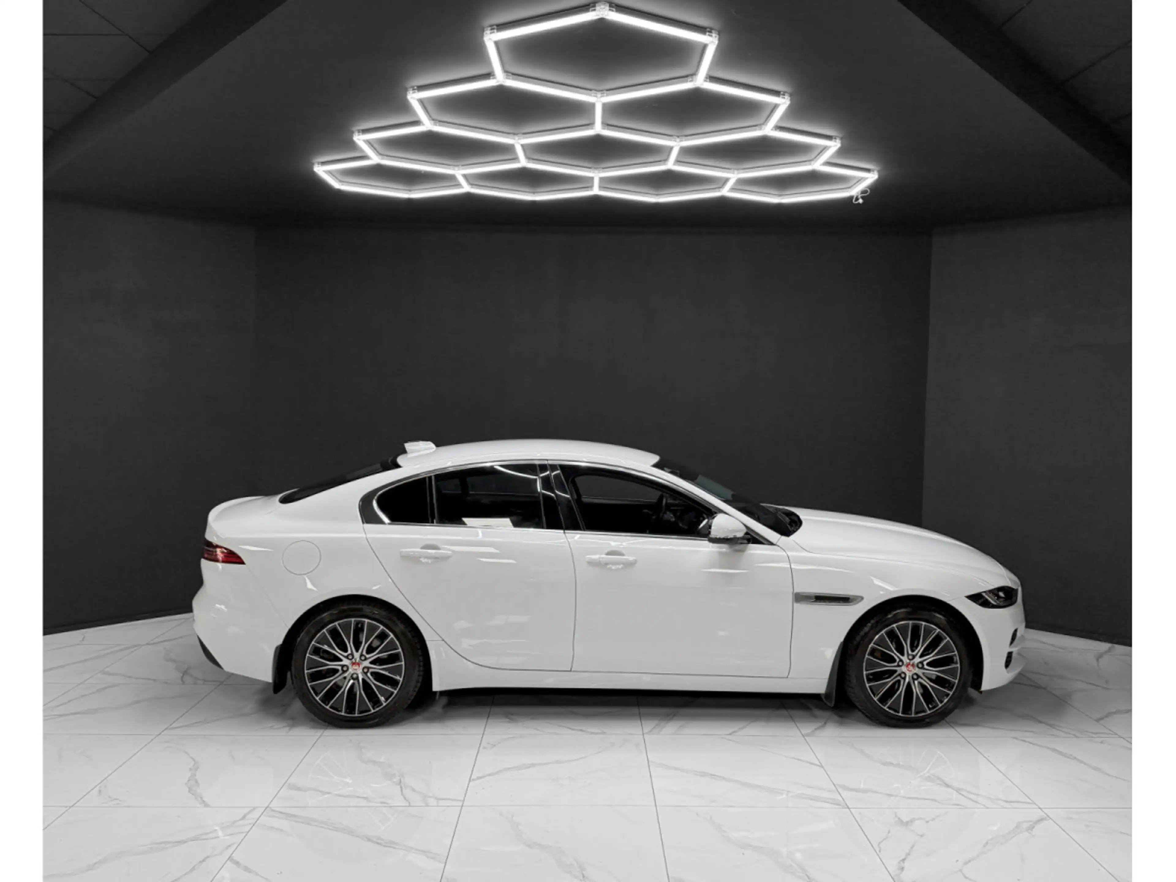 Jaguar XE P300 AWD HSE — photo 6