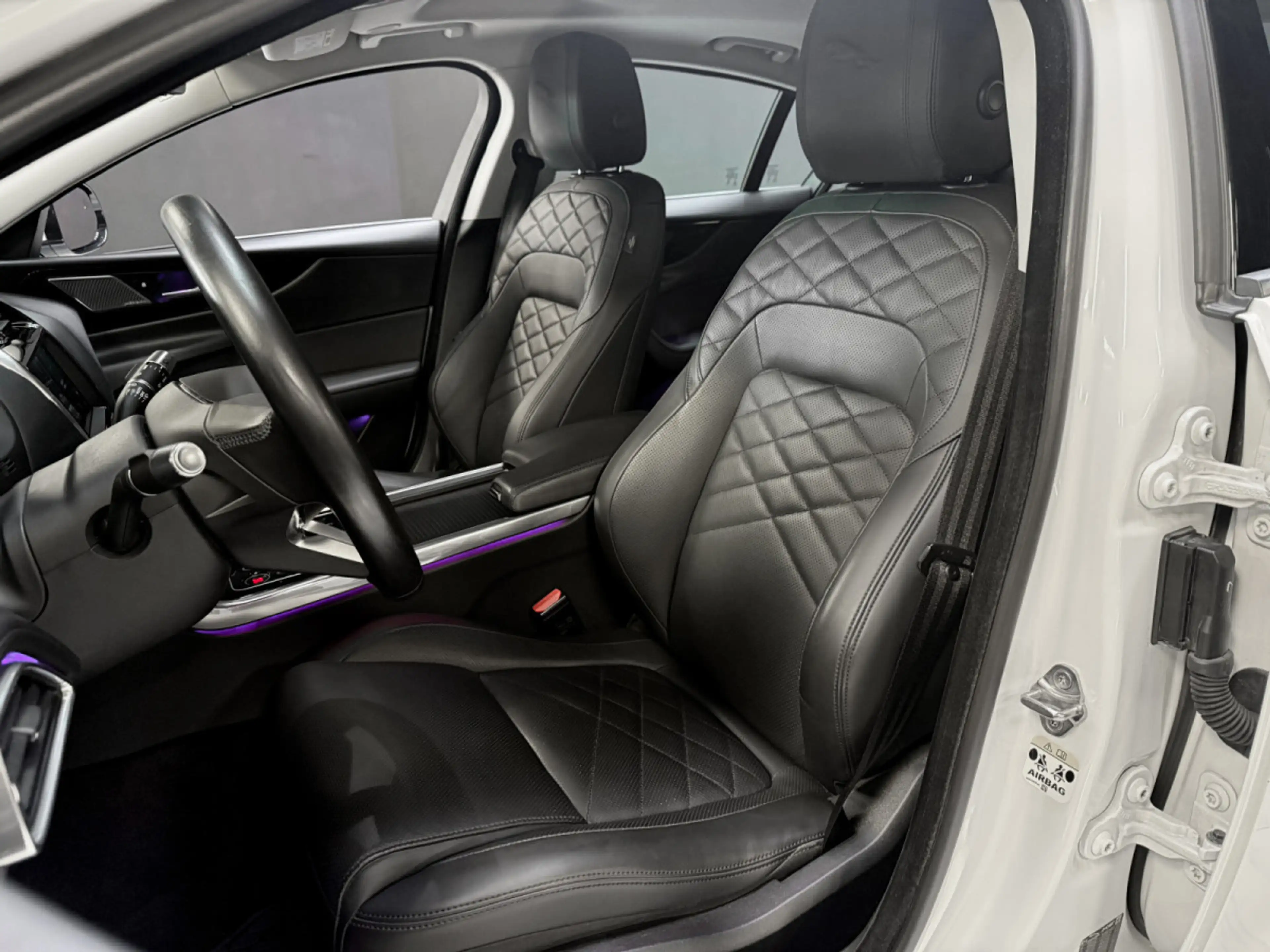 Jaguar XE P300 AWD HSE — photo 12