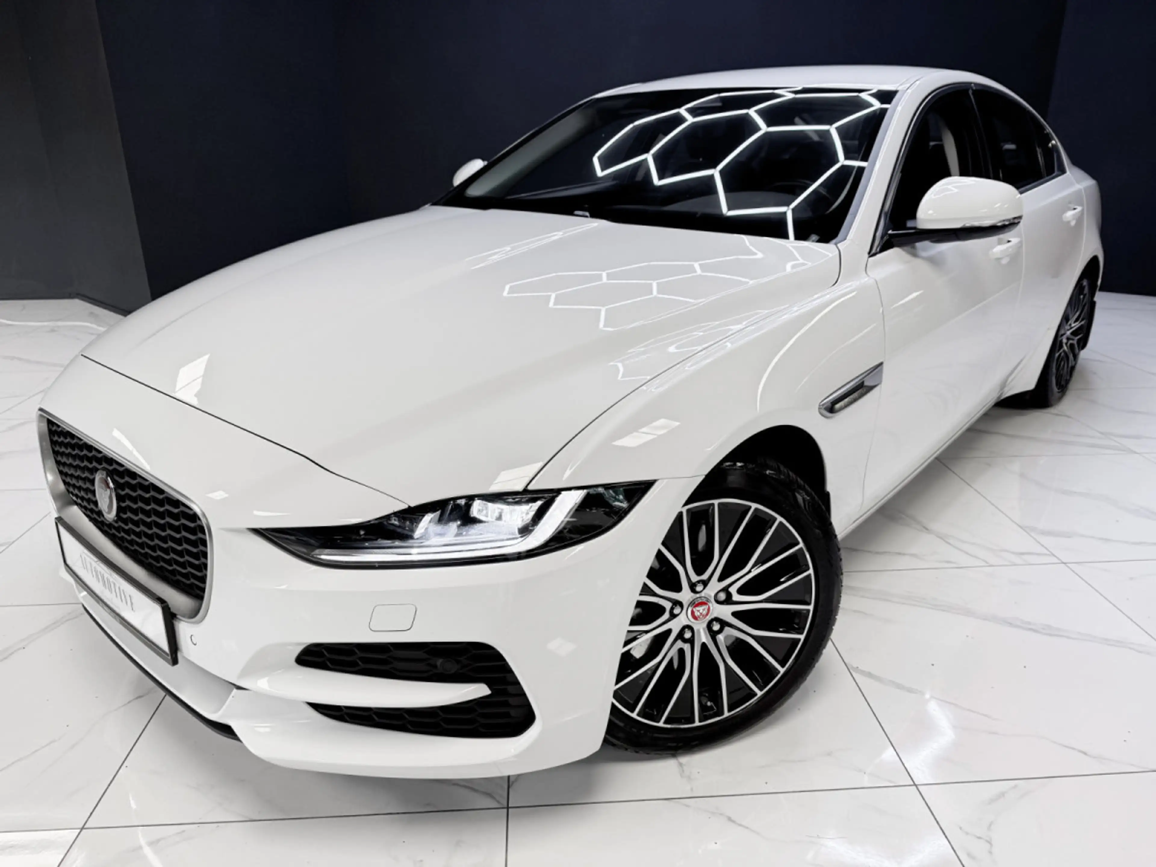 Jaguar XE P300 AWD HSE — photo 10